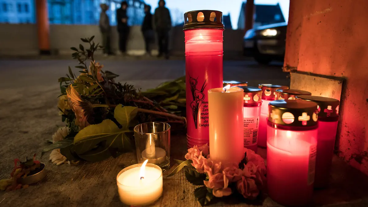 dpatopbilder - 24.02.2018, Nordrhein-Westfalen, Dortmund: Kerzen und Blumen sind auf einem Parkdeck am Bahnhof im Stadtteil Hörde niedergelegt worden. Eine 15-Jährige ist am Freitag mit einem Messerstich tödlich verletzt worden. Zuvor hatte sie Streit mit einer 16-Jährigen gehabt. Die Jugendliche sei trotz versuchter Reanimation im Krankenhaus gestorben. Die 16-Jährige wurde festgenommen, eine Mordkommission hat die Ermittlungen übernommen. Foto: Bernd Thissen/dpa +++ dpa-Bildfunk +++
