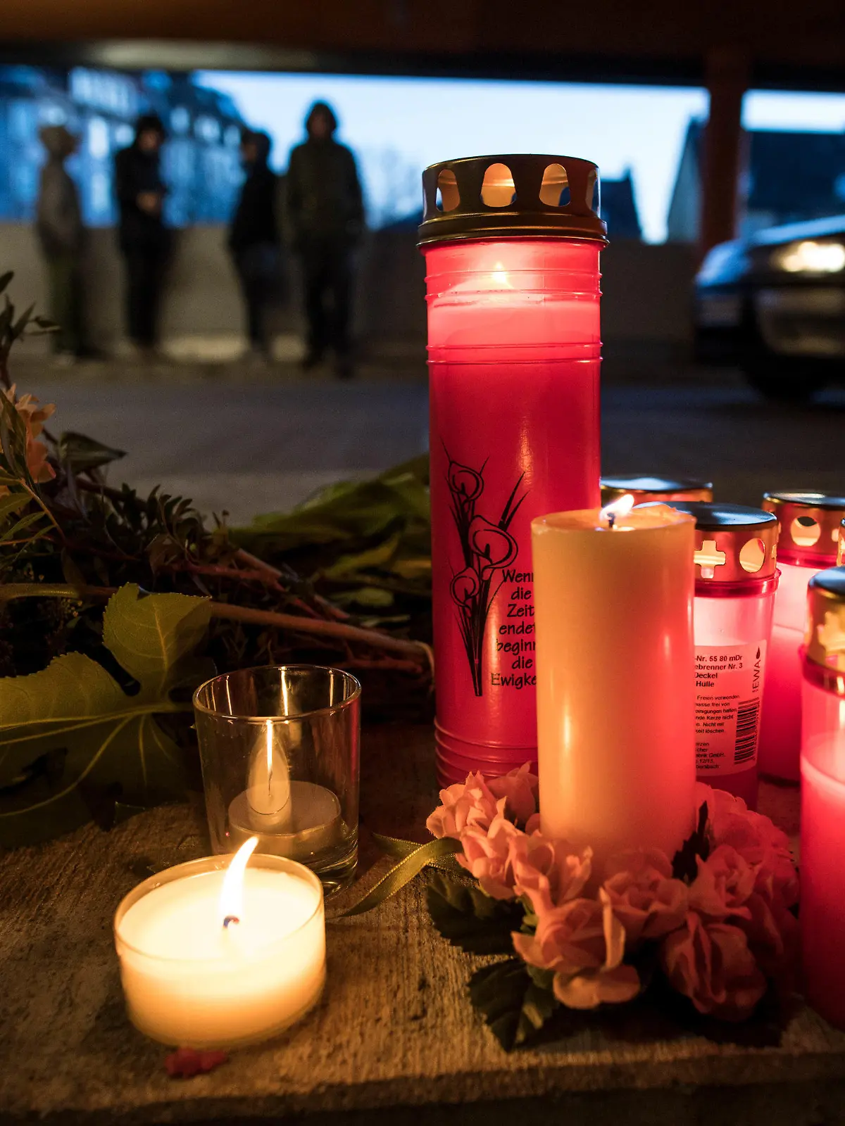 dpatopbilder - 24.02.2018, Nordrhein-Westfalen, Dortmund: Kerzen und Blumen sind auf einem Parkdeck am Bahnhof im Stadtteil Hörde niedergelegt worden. Eine 15-Jährige ist am Freitag mit einem Messerstich tödlich verletzt worden. Zuvor hatte sie Streit mit einer 16-Jährigen gehabt. Die Jugendliche sei trotz versuchter Reanimation im Krankenhaus gestorben. Die 16-Jährige wurde festgenommen, eine Mordkommission hat die Ermittlungen übernommen. Foto: Bernd Thissen/dpa +++ dpa-Bildfunk +++