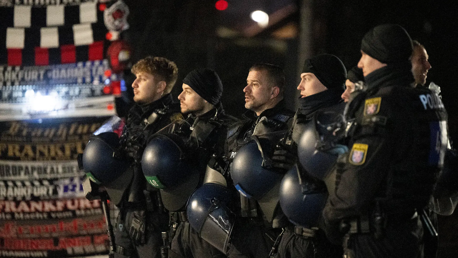 ARCHIV - 07.02.2023, Hessen, Frankfurt/Main: Polizeibeamte sichern die Ankunft von Fans des SV Darmstadt 98 am Stadion in Frankfurt. Die Begegnung mit Eintracht Frankfurt gilt wegen des angespannten Verhältnisses beider Fangruppen als Risikospiel. (zu dpa: «Polizei meldet Angriffe auf Neapel-Fans vor Eintracht-Spiel») Foto: Boris Roessler/dpa +++ dpa-Bildfunk +++