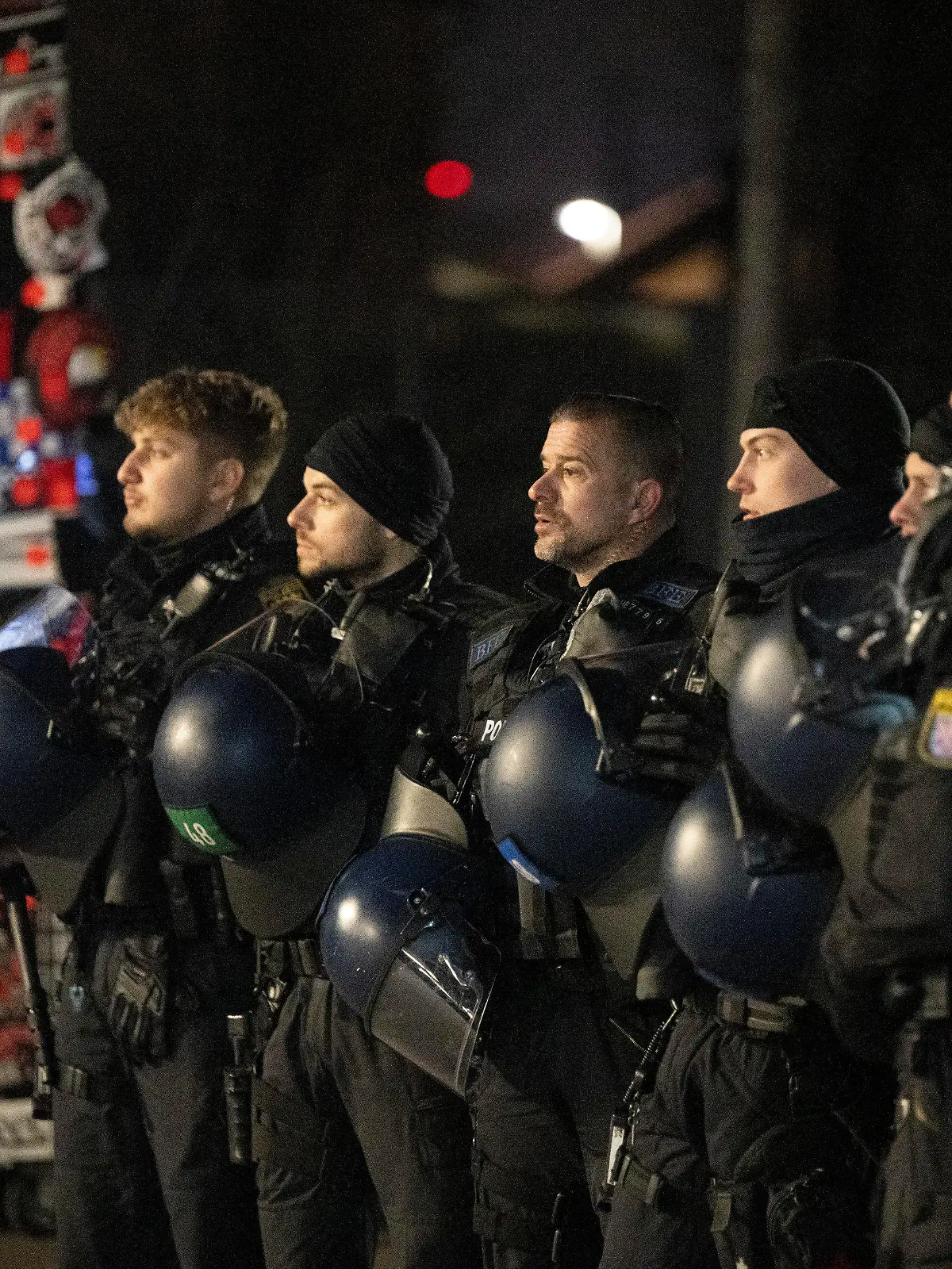 ARCHIV - 07.02.2023, Hessen, Frankfurt/Main: Polizeibeamte sichern die Ankunft von Fans des SV Darmstadt 98 am Stadion in Frankfurt. Die Begegnung mit Eintracht Frankfurt gilt wegen des angespannten Verhältnisses beider Fangruppen als Risikospiel. (zu dpa: «Polizei meldet Angriffe auf Neapel-Fans vor Eintracht-Spiel») Foto: Boris Roessler/dpa +++ dpa-Bildfunk +++
