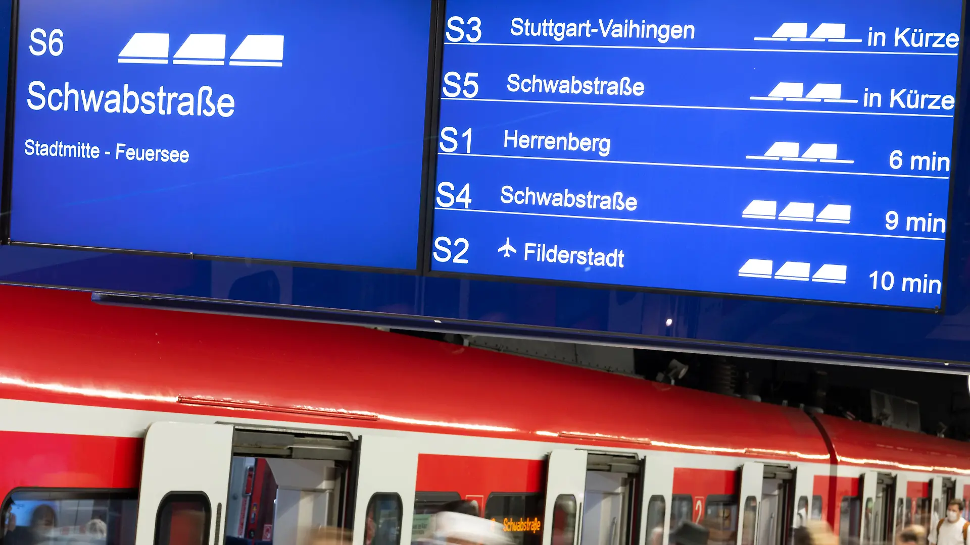 Menschen steigen an einem Gleis des Tiefbahnhofs im Hauptbahnhof aus einer S-Bahn. Mit speziellen 9-Euro-Monatstickets sollen Millionen Menschen im Juni, Juli und August überall in der Republik in Bus und Bahn steigen können.