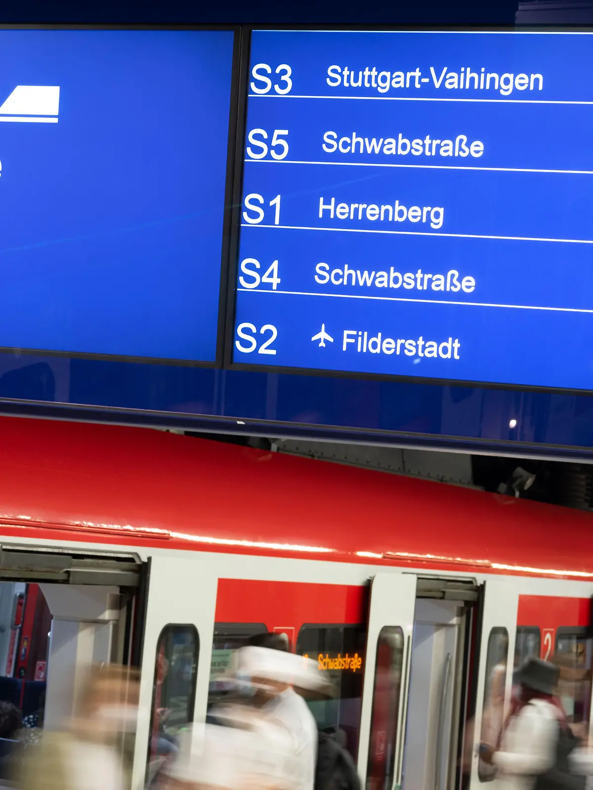Menschen steigen an einem Gleis des Tiefbahnhofs im Hauptbahnhof aus einer S-Bahn. Mit speziellen 9-Euro-Monatstickets sollen Millionen Menschen im Juni, Juli und August überall in der Republik in Bus und Bahn steigen können.