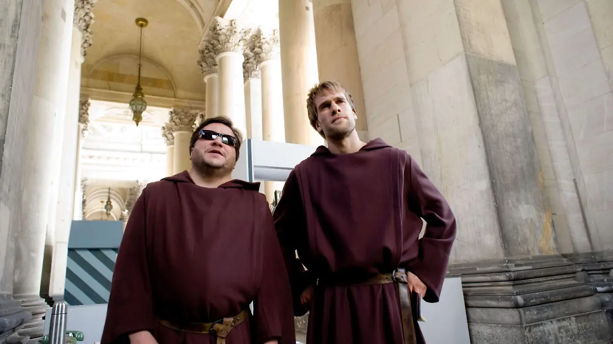Gladius (Stephan Bieker, li.) und Lasko (Mathis Landwehr) sind im Vatikan angekommen und planen ihre Suche nach den fünf Evangelien.