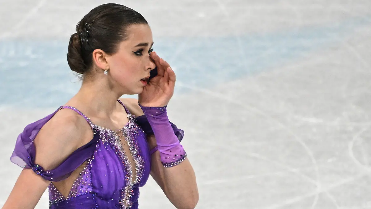 ARCHIV - 15.02.2022, China, Peking: Olympia, Eiskunstlauf, Damen, Kurzprogramm im Hauptstadt-Hallenstadion. Kamila Walijewa vom Russischen Olympischen Komitee reagiert nach ihrem Auftritt. (zu dpa: «Rusada: Walijewa ohne Schuld bei Doping-Vergehen - Wada «besorgt»») Foto: Peter Kneffel/dpa +++ dpa-Bildfunk +++