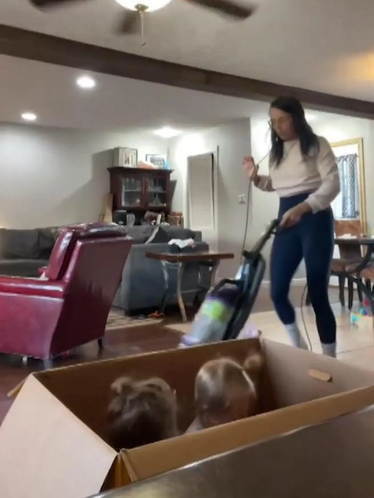 Die Kinder quengeln und der Haushalt muss unbedingt gemacht werden! Eine clevere Mutter auf TikTok zeigt nun einen simplen Trick, um sprichwörtlich für "Ruhe im Karton" zu sorgen.