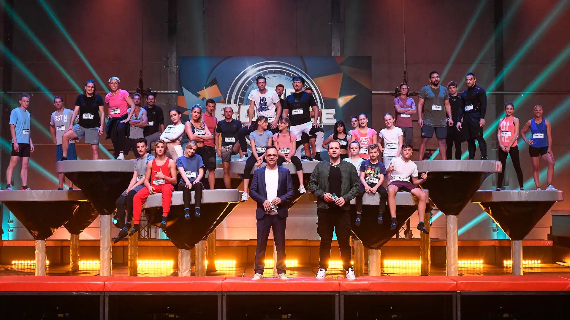 Gruppenbild Promis mit Moderatoren