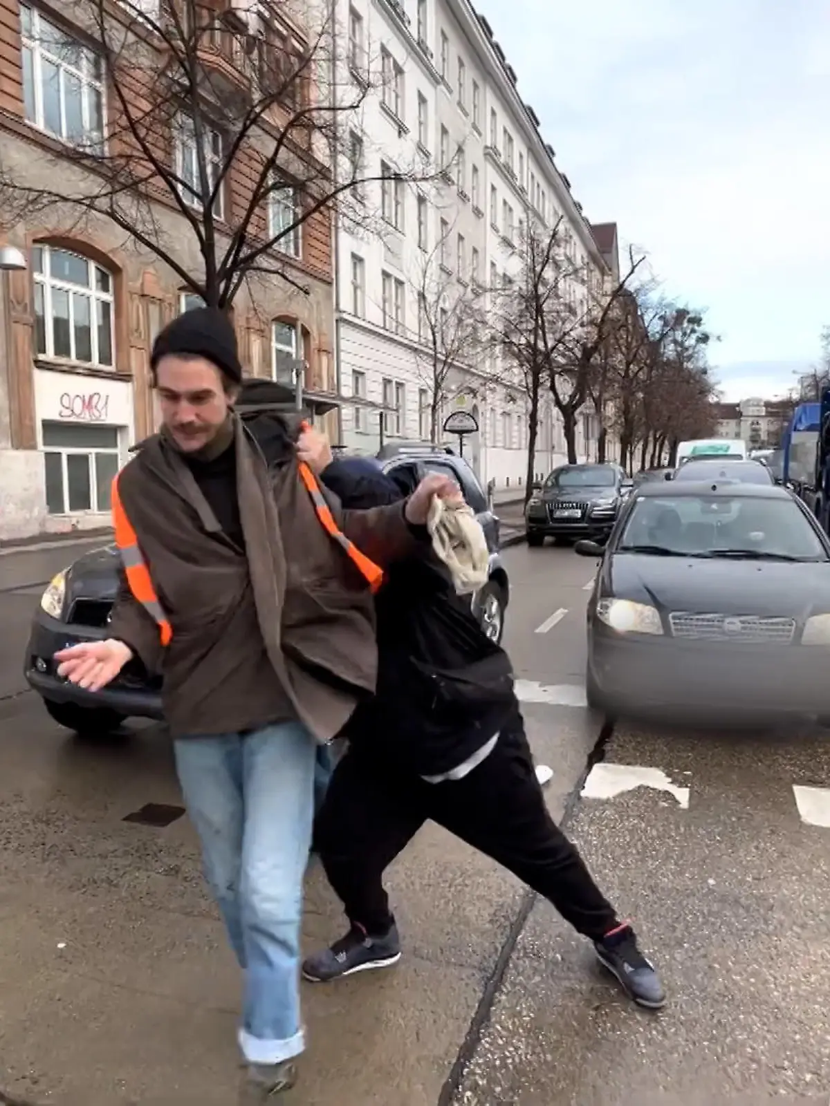 In Wien kam es zu einem unschönen Aufeinandertrefen. Aktivisten der "Letzten Generation" klebten sich auf den Asphalt. Die wütenden Autofahrer räumten sich daraufhin selbst die Straße wieder frei.