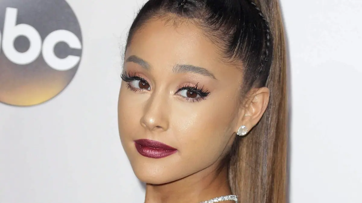 ARCHIV - 20.11.2016, USA, Los Angeles: Ariana Grande, US-Sängerin, bei den American Music Awards. (zu dpa «Nach Trennung: Ariana Grande singt Versöhnliches über Ex-Freunde» vom 04.11.2018) Foto: Paul Buck/EPA/dpa +++ dpa-Bildfunk +++