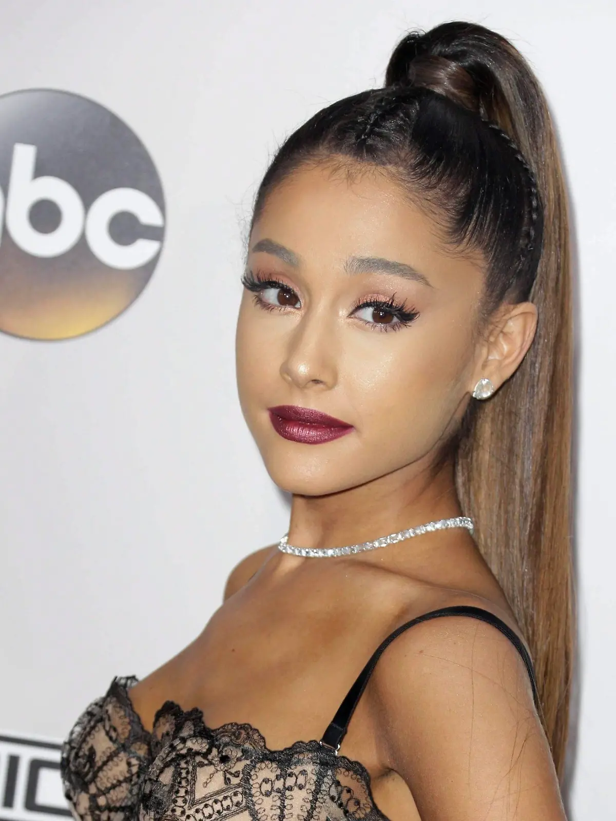 ARCHIV - 20.11.2016, USA, Los Angeles: Ariana Grande, US-Sängerin, bei den American Music Awards. (zu dpa «Nach Trennung: Ariana Grande singt Versöhnliches über Ex-Freunde» vom 04.11.2018) Foto: Paul Buck/EPA/dpa +++ dpa-Bildfunk +++