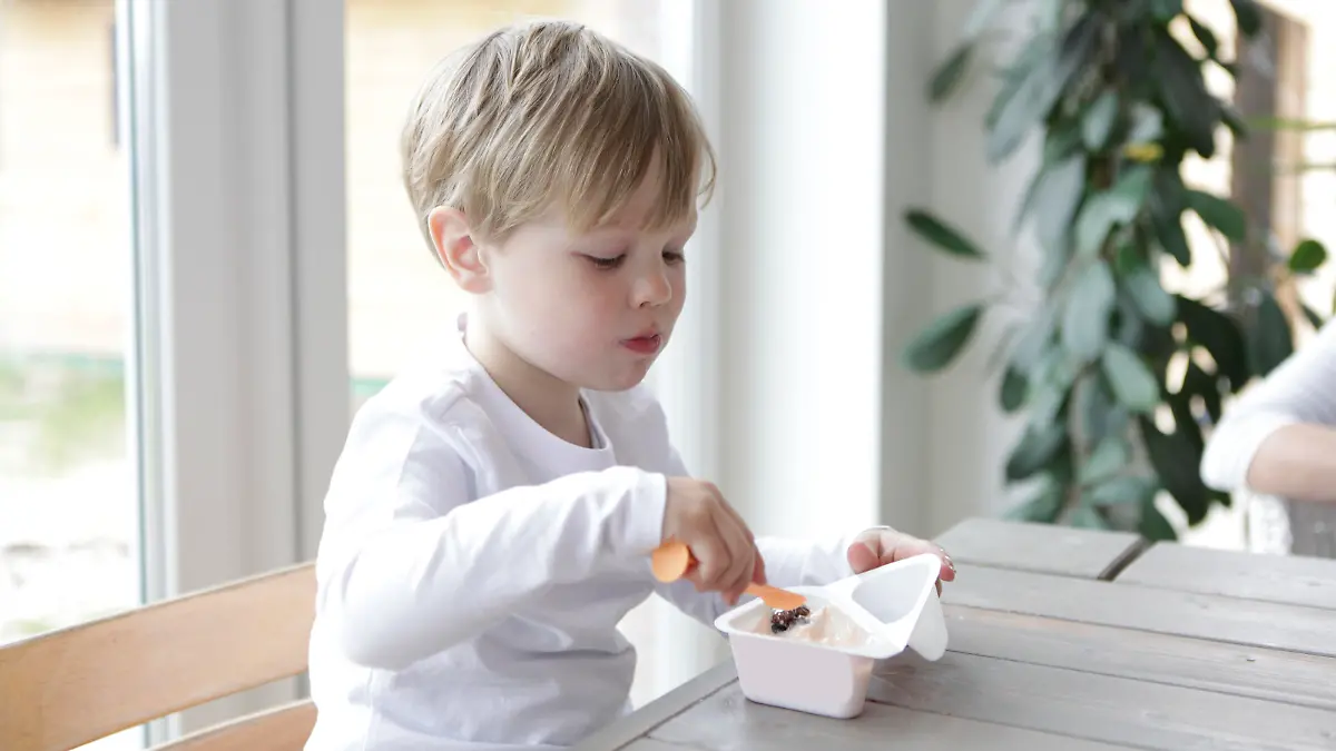 kleinkind junge kind essen Bildverwendung nur mit Urhebervermerk: Pflügler Photo/Shotshop/picture alliance. Keine Exlusivverkäufe möglich. || Modellfreigabe vorhanden