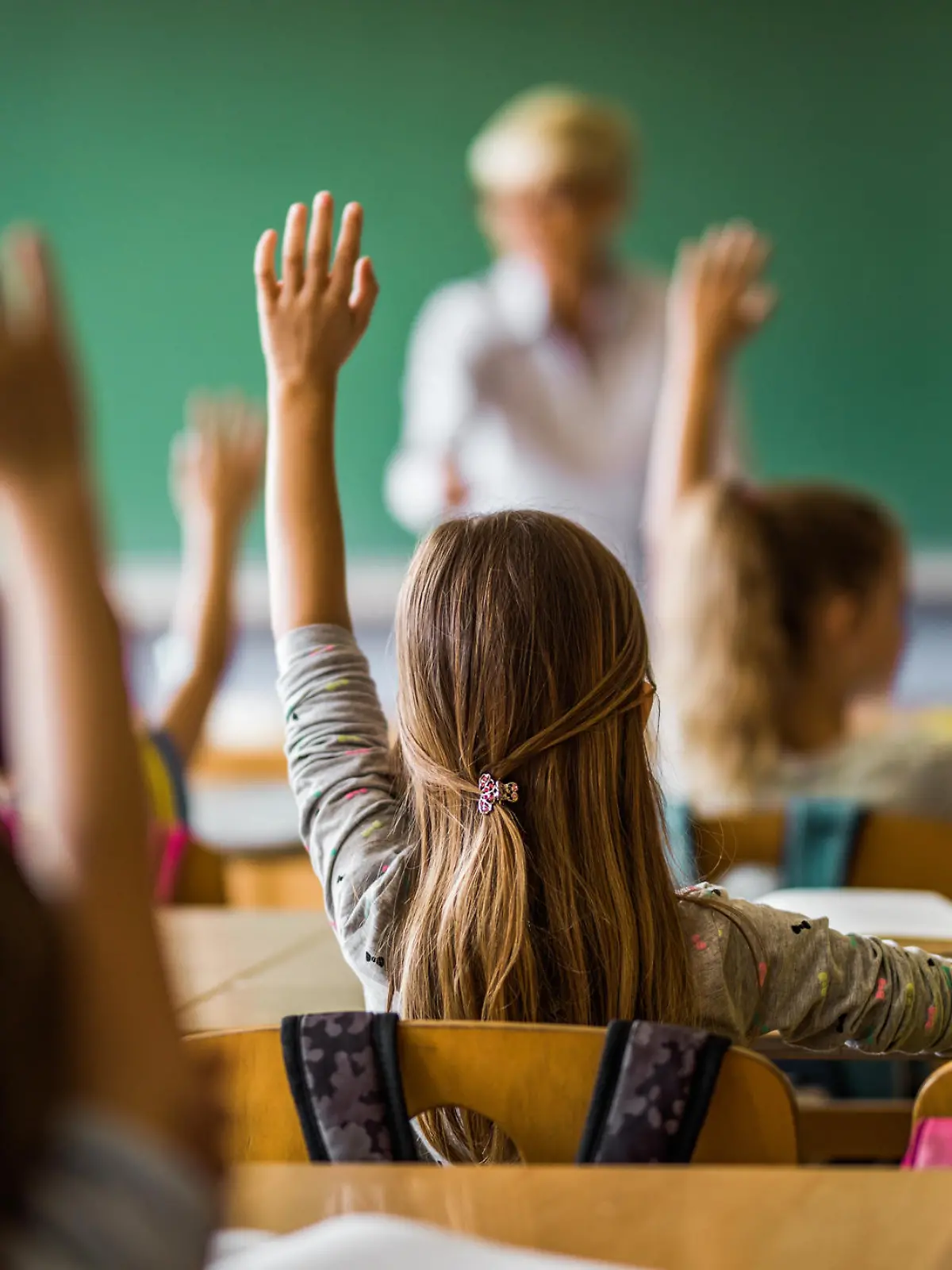 Schüler melden sich im Klassenraum
