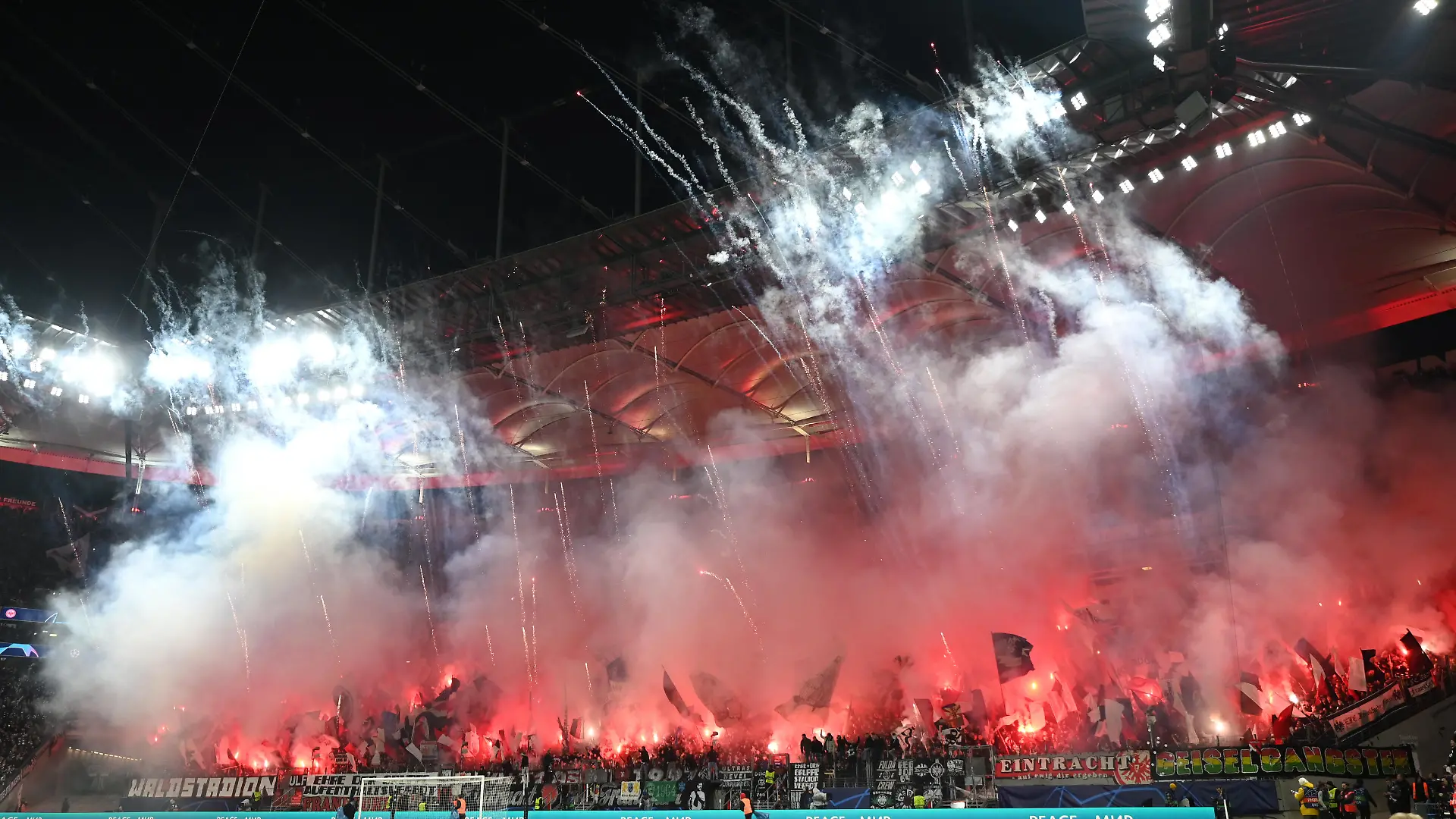 Fußball: Champions League, Eintracht Frankfurt - SSC Neapel, K.o.-Runde, Achtelfinale, Hinspiele im Deutsche Bank Park, Fans von Frankfurt brennen Feuerwerk ab.
