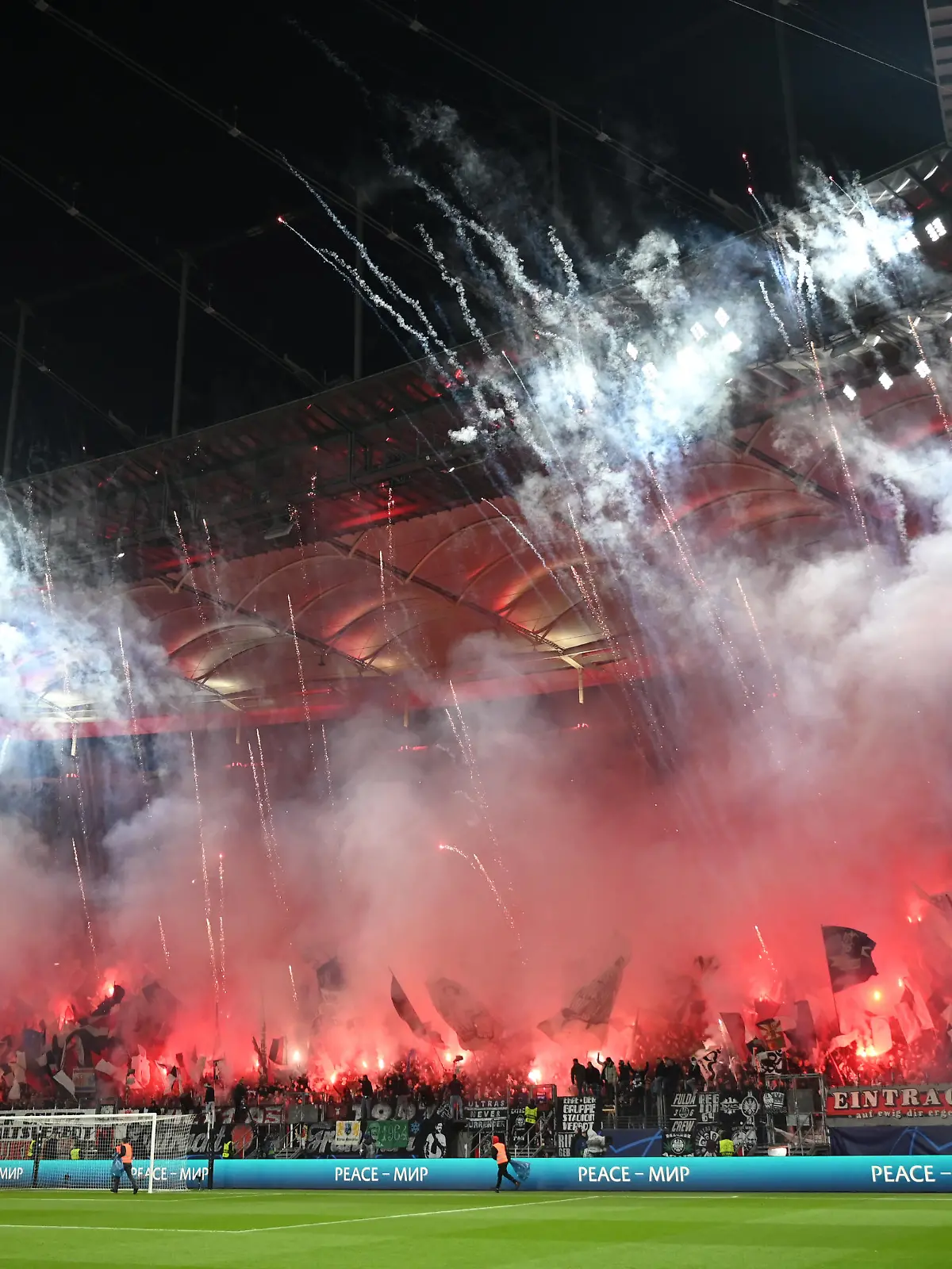 Fußball: Champions League, Eintracht Frankfurt - SSC Neapel, K.o.-Runde, Achtelfinale, Hinspiele im Deutsche Bank Park, Fans von Frankfurt brennen Feuerwerk ab.