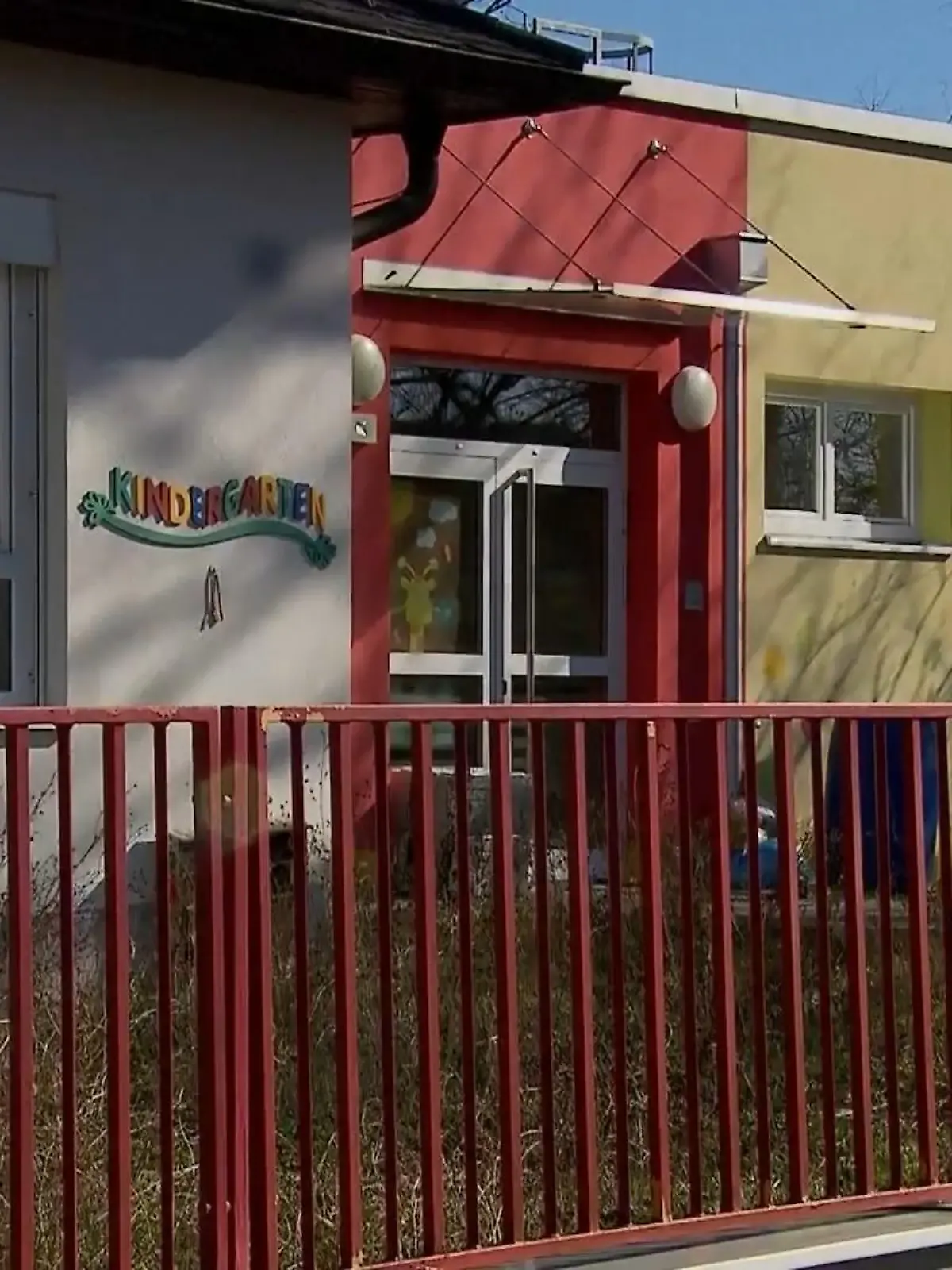 Schock im österreichischen Burgenland: am Montag ist dort ein Fünfjähriger während eines Kindergartentages ertrunken. 
Der Junge war mit seiner Gruppe auf einem Spielplatz, als er plötzlich weglief. Nach ersten Erkenntnissen sollen zwei Erzieherinnen dem Kleinen noch hinterhergelaufen sein, ihn dann aber aus den Augen verloren haben. 
Helmut Marban, Polizei Eisenstadt
„Das hat natürlich sofort eine polizeiliche Suchaktion ausgelöst, an der insgesamt 7 Streifen des Bezirkes, Diensthunde und Drohnen beteiligt waren, um so schnell wie möglich einen Erfolg zu haben.“
Aber erst eineinhalb Stunden später findet ihn eine Anwohnerin: leblos in ihrem Biotop. Versuche, das Kind wiederzubeleben, scheiterten. Die Polizei ermittelt jetzt wegen Vernachlässigung der Aufsichtspflicht.