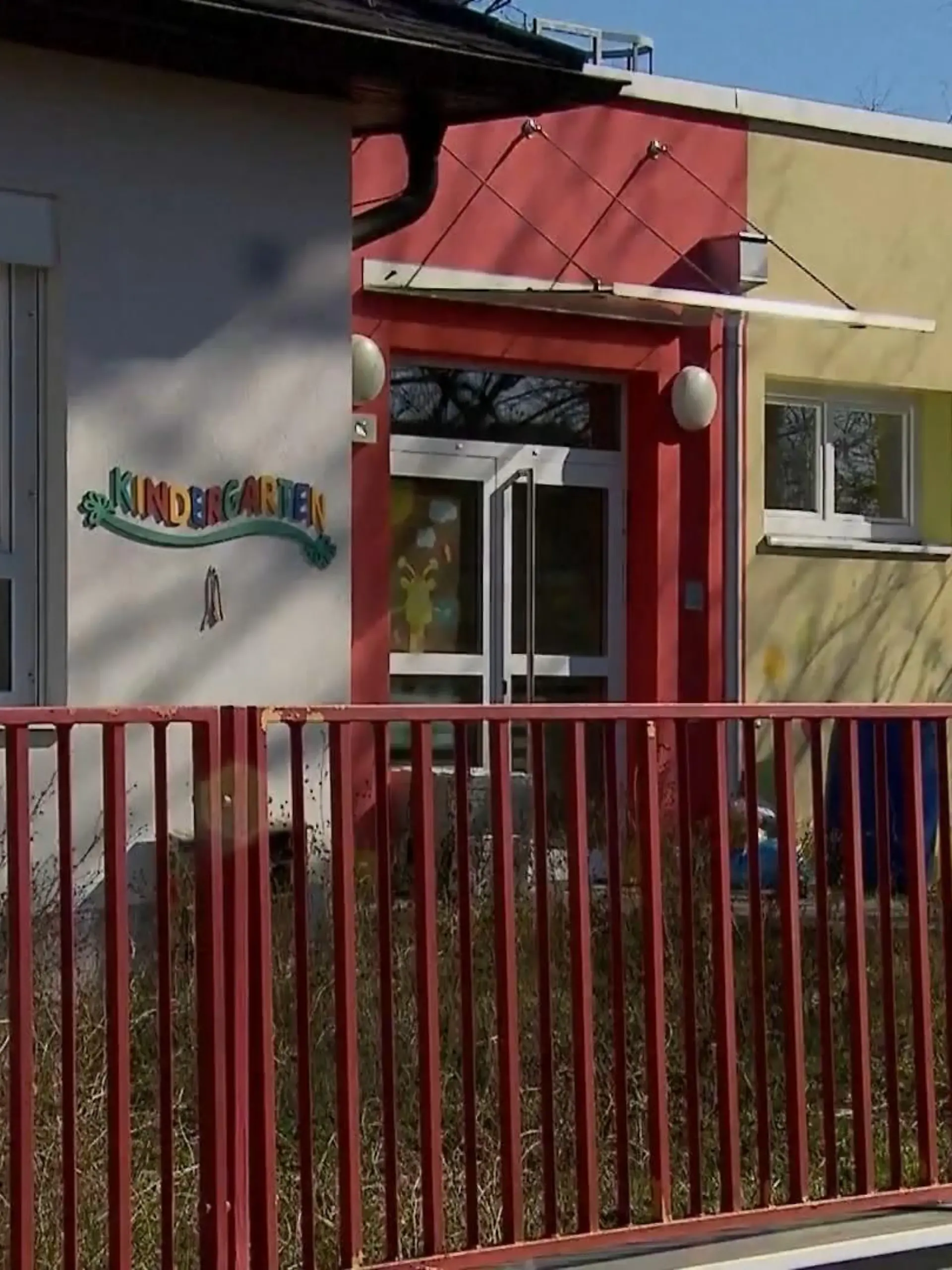 Schock im österreichischen Burgenland: am Montag ist dort ein Fünfjähriger während eines Kindergartentages ertrunken. 
Der Junge war mit seiner Gruppe auf einem Spielplatz, als er plötzlich weglief. Nach ersten Erkenntnissen sollen zwei Erzieherinnen dem Kleinen noch hinterhergelaufen sein, ihn dann aber aus den Augen verloren haben. 
Helmut Marban, Polizei Eisenstadt
„Das hat natürlich sofort eine polizeiliche Suchaktion ausgelöst, an der insgesamt 7 Streifen des Bezirkes, Diensthunde und Drohnen beteiligt waren, um so schnell wie möglich einen Erfolg zu haben.“
Aber erst eineinhalb Stunden später findet ihn eine Anwohnerin: leblos in ihrem Biotop. Versuche, das Kind wiederzubeleben, scheiterten. Die Polizei ermittelt jetzt wegen Vernachlässigung der Aufsichtspflicht.