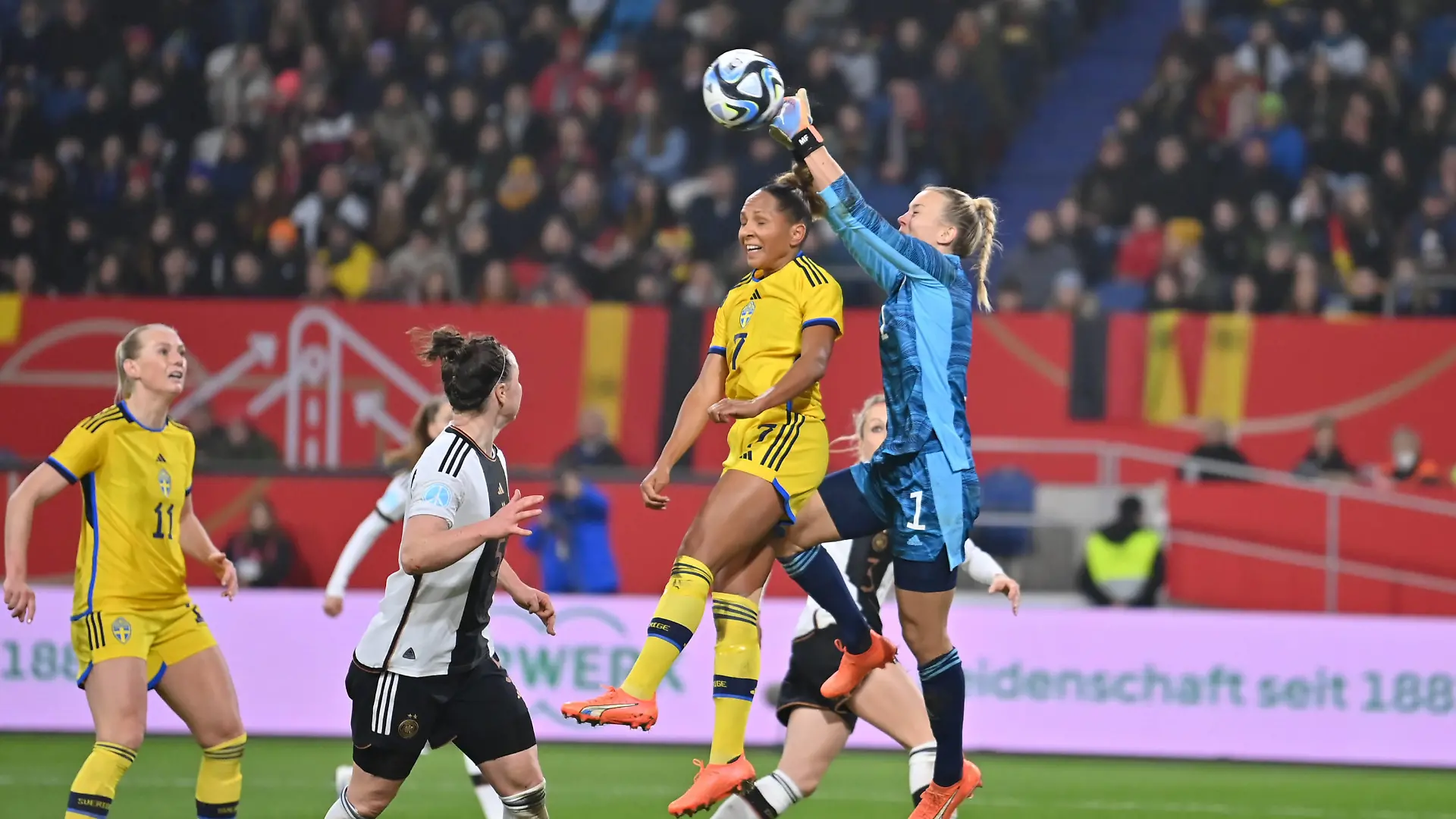 Merle Frohms DFB-Frauen , Deutschland,1 faustet den Ball - klärt den Ball, 21.02.2023, Duisburg Deutschland, Fussball, Länderspiel Frauen, Deutschland - Schweden *** Merle Frohms DFB women , Germany,1 fists the ball clears the ball, 21 02 2023, Duisburg Germany , football, international match women, Germany Sweden xmkx