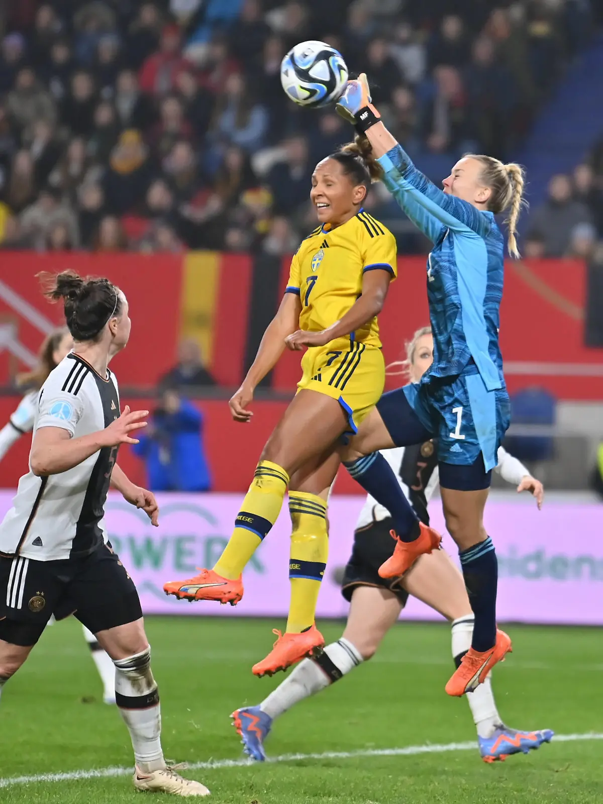 Merle Frohms DFB-Frauen , Deutschland,1  faustet den Ball - klärt den Ball, 21.02.2023, Duisburg Deutschland, Fussball, Länderspiel Frauen, Deutschland - Schweden *** Merle Frohms DFB women , Germany,1 fists the ball clears the ball, 21 02 2023, Duisburg Germany , football, international match women, Germany Sweden xmkx