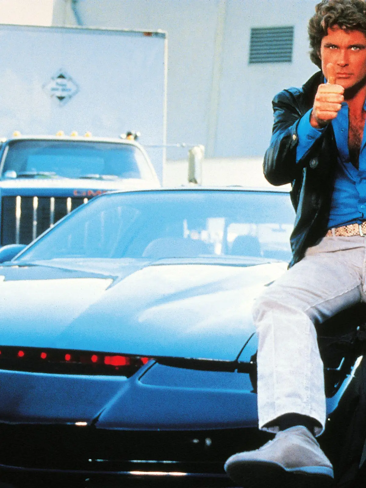 Michael Knight (David Hasselhoff) und sein unzerstörbares Wunderauto KITT sind wieder da! In der ersten Folge wird gezeigt, wie aus dem jungen Polizisten Michael Long der Fahrer des mit Computertechnik vollgestopften High-Tech-Fahrzeugs KITT wird.
