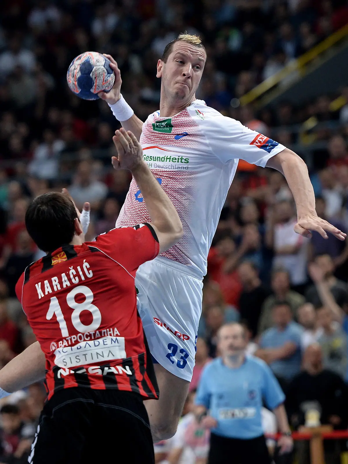 epa04136596 HSV Hamburg player Pascal Hens (R) in action against HC Vardar player Igor Karacic (L) during the EHF Champions League handball match between HC Vardar Skopje and HSV Hamburg in Skopje, The Former Yugoslav Republic of Macedonia, 22 March 2014. EPA/GEORGI LICOVSKI +++(c) dpa - Bildfunk+++