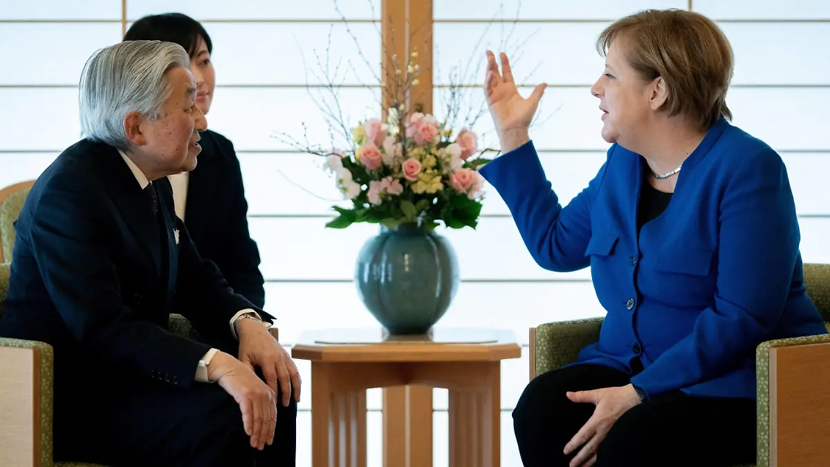05.02.2019, Japan, Tokio: Bundeskanzlerin Angela Merkel (CDU) wird vom japanischen Kaiser Akihito in der Residenz des Palastes empfangen. Darüber hinaus stehen unter anderem am zweiten Tag der Reise der Kanzlerin nach Japan ein Gespräch mit dem Kronprinzen und künftigen Kaiser Japans und ein Besuch des NEC Labors für Künstliche Intelligenz auf dem Programm. Foto: Kay Nietfeld/dpa +++ dpa-Bildfunk +++
