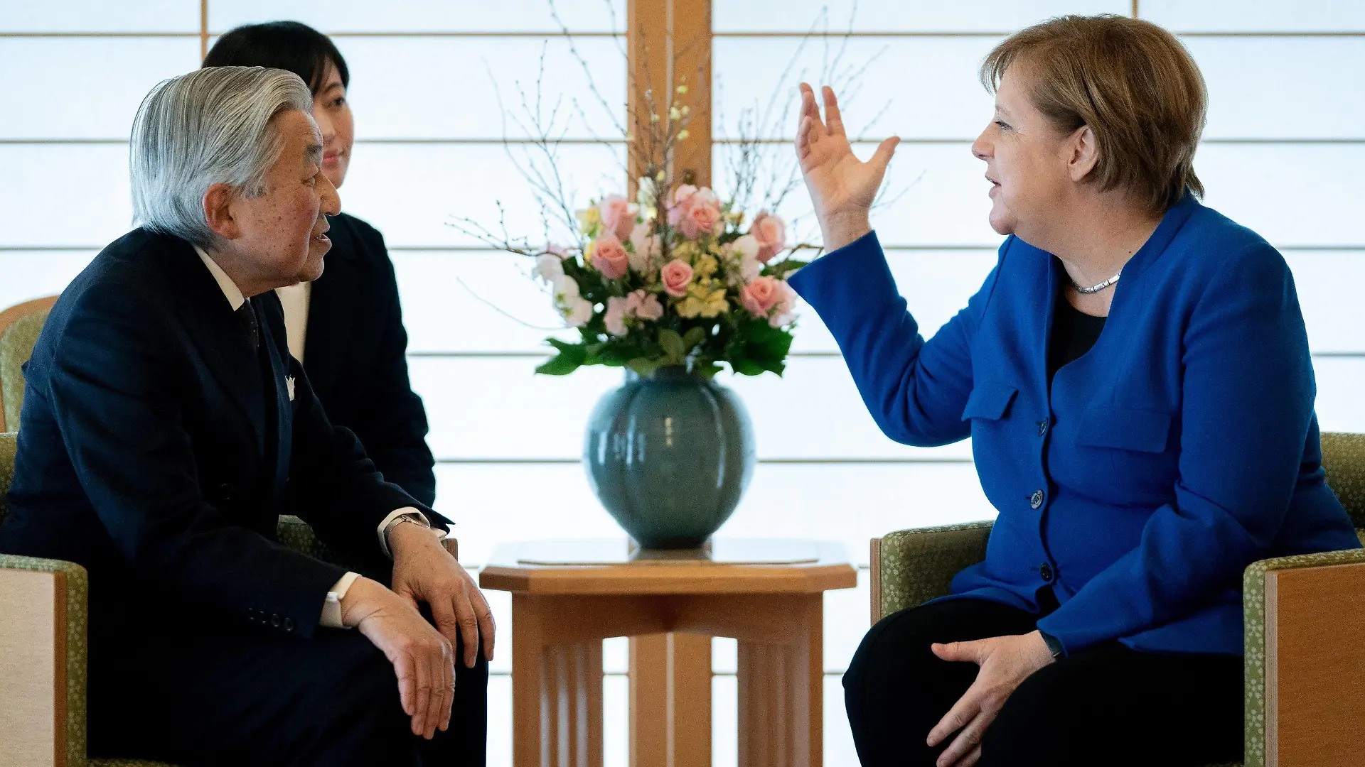05.02.2019, Japan, Tokio: Bundeskanzlerin Angela Merkel (CDU) wird vom japanischen Kaiser Akihito in der Residenz des Palastes empfangen. Darüber hinaus stehen unter anderem am zweiten Tag der Reise der Kanzlerin nach Japan ein Gespräch mit dem Kronprinzen und künftigen Kaiser Japans und ein Besuch des NEC Labors für Künstliche Intelligenz auf dem Programm. Foto: Kay Nietfeld/dpa +++ dpa-Bildfunk +++