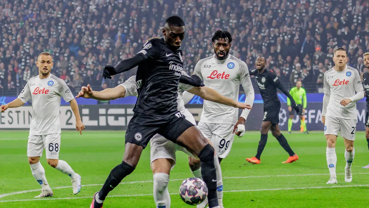 UEFA Champions League: Eintracht Frankfurt - SSC Neapel, Deutsche Bank Park, Frankfurt, 21.02.2023 Randal Kolo Muani Eintracht Frankfurt 9 & Amir Rrahmani SSC Neapel 13, Eintracht Frankfurt - SSC Neapel, Frankfurt, Deutsche Bank Park, 21.2.2023 *** UEFA Champions League Eintracht Frankfurt SSC Napoli, Deutsche Bank Park, Frankfurt, 21 02 2023 Randal Kolo Muani Eintracht Frankfurt 9 Amir Rrahmani SSC Napoli 13 , Eintracht Frankfurt SSC Napoli, Frankfurt, Deutsche Bank Park, 21 2 2023 Copyright: xBEAUTIFULxSPORTS/Gawlikx