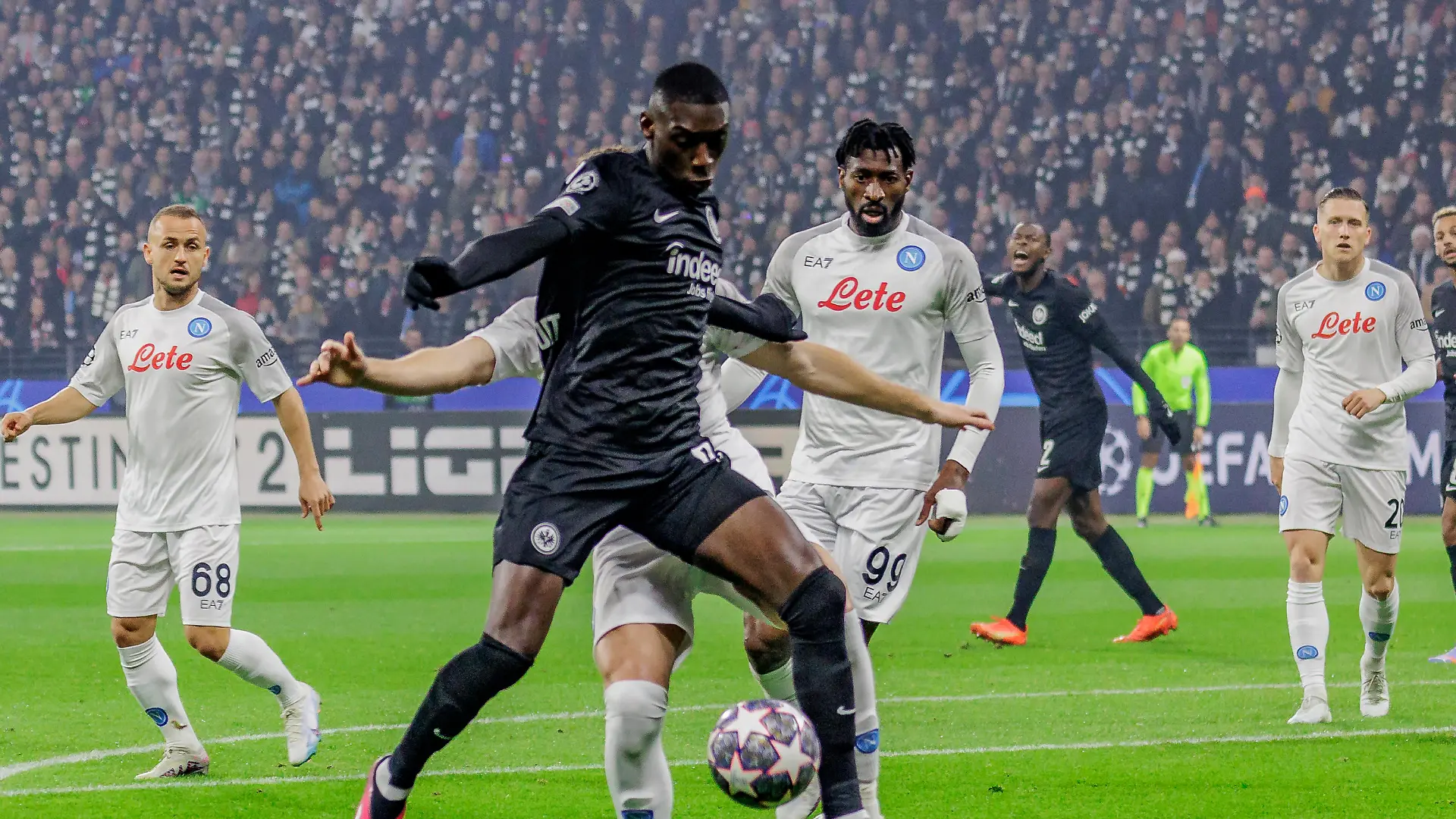 UEFA Champions League: Eintracht Frankfurt - SSC Neapel, Deutsche Bank Park, Frankfurt, 21.02.2023 Randal Kolo Muani Eintracht Frankfurt 9 & Amir Rrahmani SSC Neapel 13, Eintracht Frankfurt - SSC Neapel, Frankfurt, Deutsche Bank Park, 21.2.2023 *** UEFA Champions League Eintracht Frankfurt SSC Napoli, Deutsche Bank Park, Frankfurt, 21 02 2023 Randal Kolo Muani Eintracht Frankfurt 9 Amir Rrahmani SSC Napoli 13 , Eintracht Frankfurt SSC Napoli, Frankfurt, Deutsche Bank Park, 21 2 2023 Copyright: xBEAUTIFULxSPORTS/Gawlikx