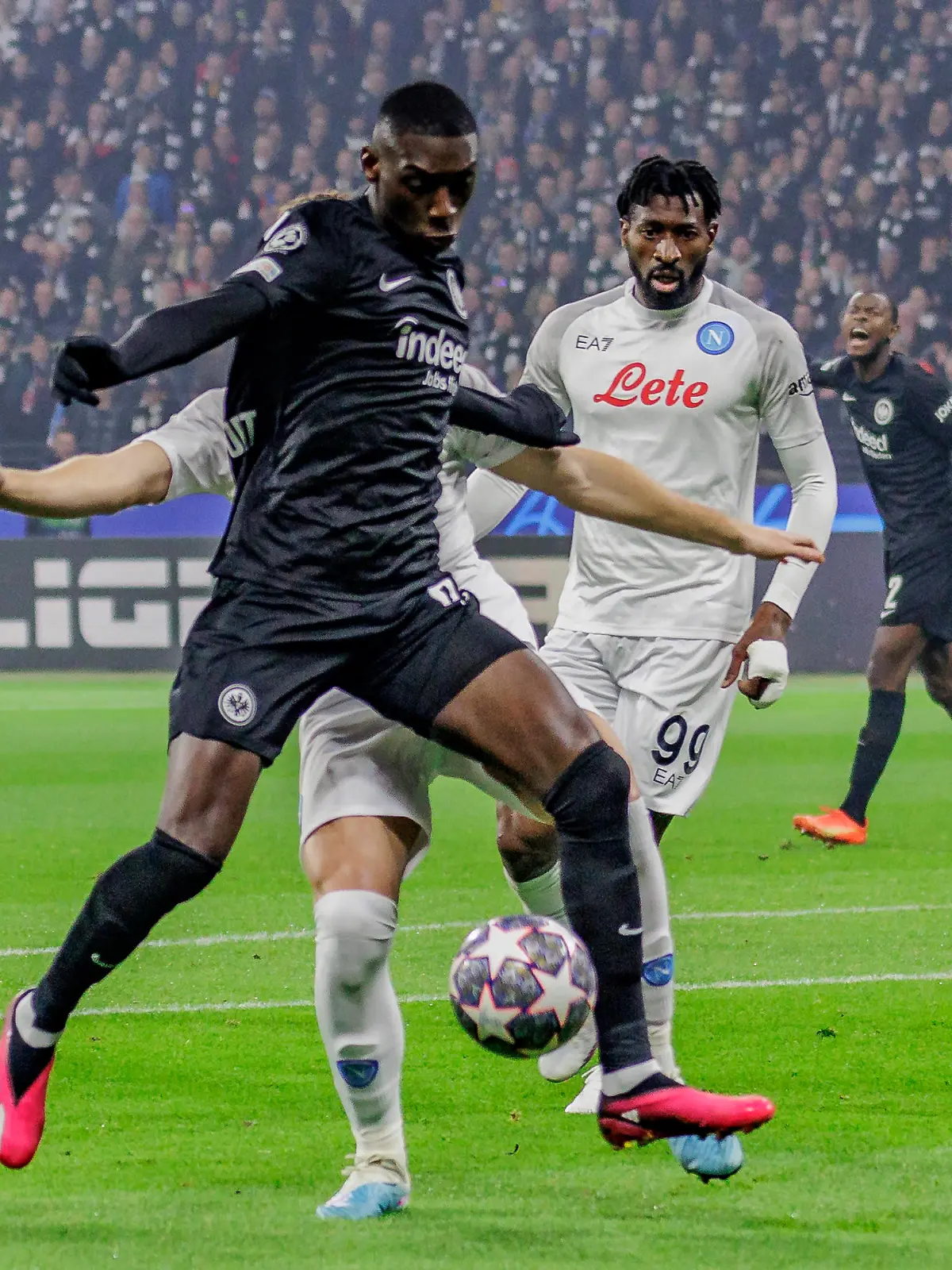 UEFA Champions League: Eintracht Frankfurt - SSC Neapel, Deutsche Bank Park, Frankfurt, 21.02.2023 Randal Kolo Muani Eintracht Frankfurt 9 & Amir Rrahmani SSC Neapel 13, Eintracht Frankfurt - SSC Neapel, Frankfurt, Deutsche Bank Park, 21.2.2023 *** UEFA Champions League Eintracht Frankfurt SSC Napoli, Deutsche Bank Park, Frankfurt, 21 02 2023 Randal Kolo Muani Eintracht Frankfurt 9 Amir Rrahmani SSC Napoli 13 , Eintracht Frankfurt SSC Napoli, Frankfurt, Deutsche Bank Park, 21 2 2023 Copyright: xBEAUTIFULxSPORTS/Gawlikx