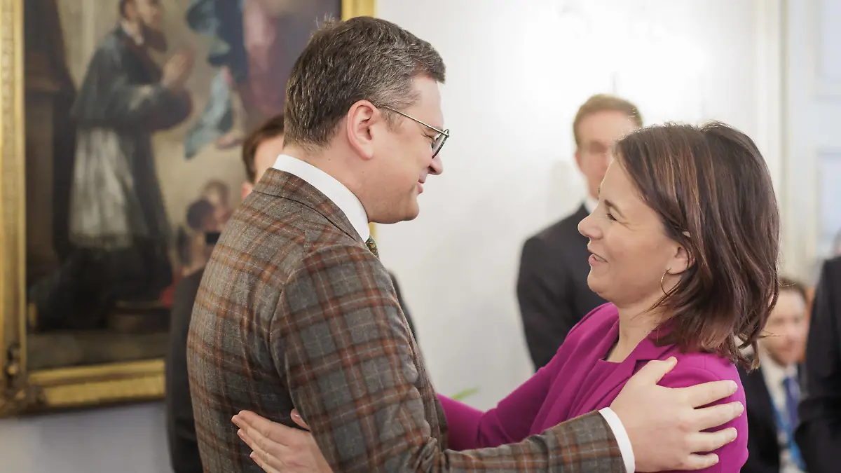 Annalena Baerbock Buendnis 90/Die Gruenen, Bundesaussenministerin, und Dmytro Kuleba, Aussenminister der Ukraine, aufgenommen im Rahmen eines Treffen der Aussenministerinnen und Aussenminister der G7-Staaten im Palais Holnstein in Muenchen, 18.02.2023. Muenchen Deutschland *** Annalena Baerbock Buendnis 90 Die Gruenen , Federal Minister of Foreign Affairs, and Dmytro Kuleba, Minister of Foreign Affairs of Ukraine, taken during a meeting of the Foreign Ministers of the G7 countries at Palais Holnstein in Munich, 18 02 2023 Munich Germany Copyright: xKiraxHofmannx