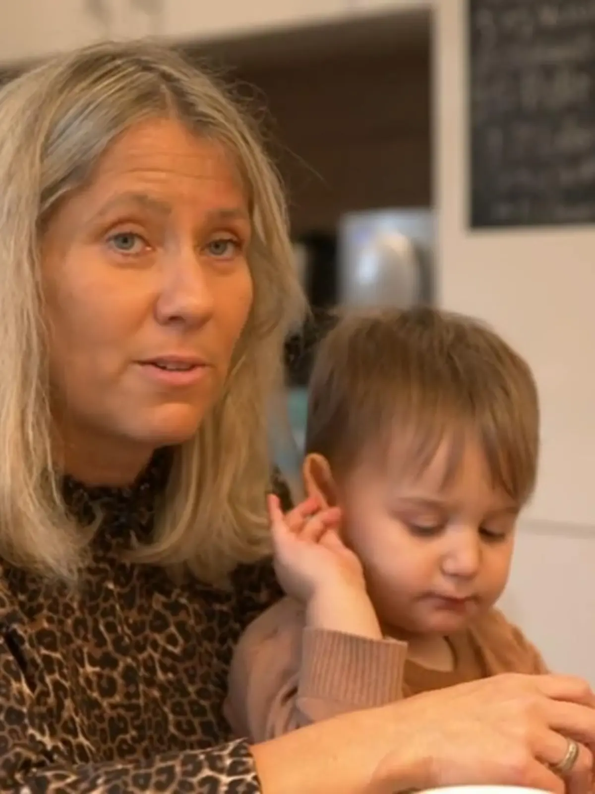 Bei Tanja Engel ist der Nachname Programm. Die engagierte Pflege-Mutter hat mittlerweile schon 30 Kinder großgezogen. Im Video sehen Sie, wie emotional das Zusammenleben mit ihren leiblichen und den Pflegekindern ist und wie viel Energie ihr die Tätigkeit als Pflege-Mutter im Alltag abverlangt.