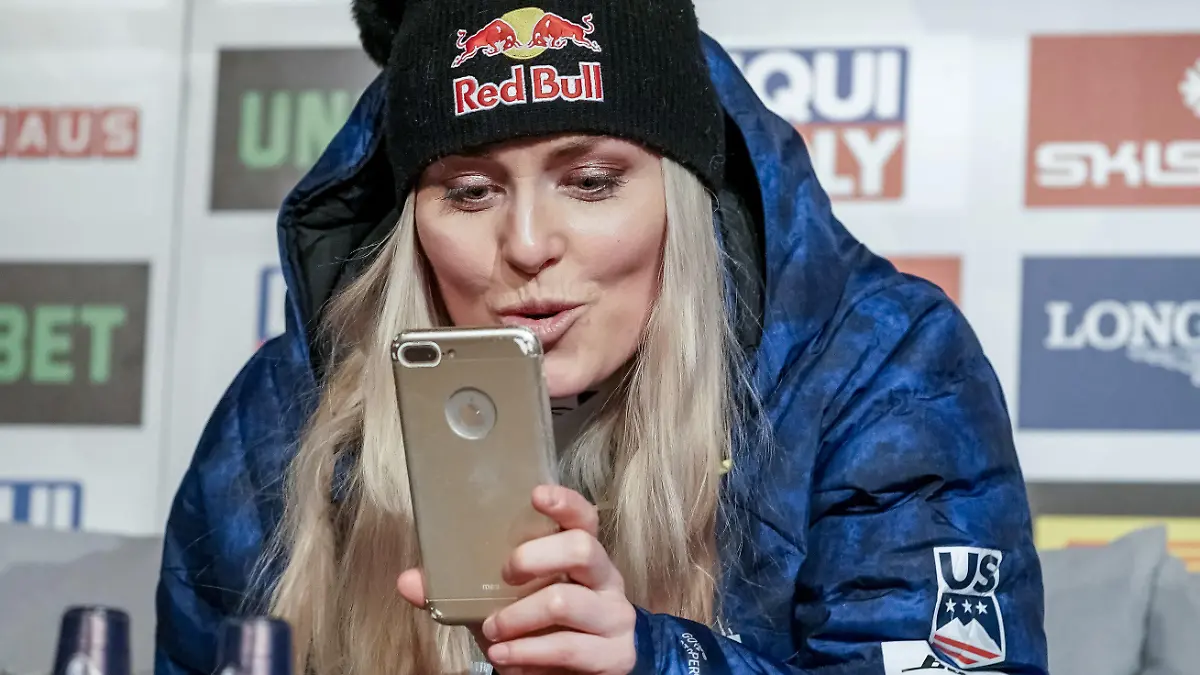 05.02.2019, Schweden, Are: Ski Alpin: Damen: Lindsey Vonn spricht bei der Pressekonferenz zu ihrem Karriereende in ihr Handy. Foto: Michael Kappeler/dpa +++ dpa-Bildfunk +++