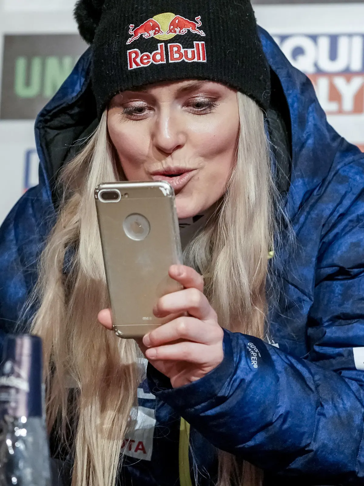 05.02.2019, Schweden, Are: Ski Alpin: Damen: Lindsey Vonn spricht bei der Pressekonferenz zu ihrem Karriereende in ihr Handy. Foto: Michael Kappeler/dpa +++ dpa-Bildfunk +++
