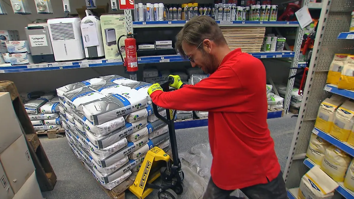 Eder-Chef als "Anpacker" im Baumarkt