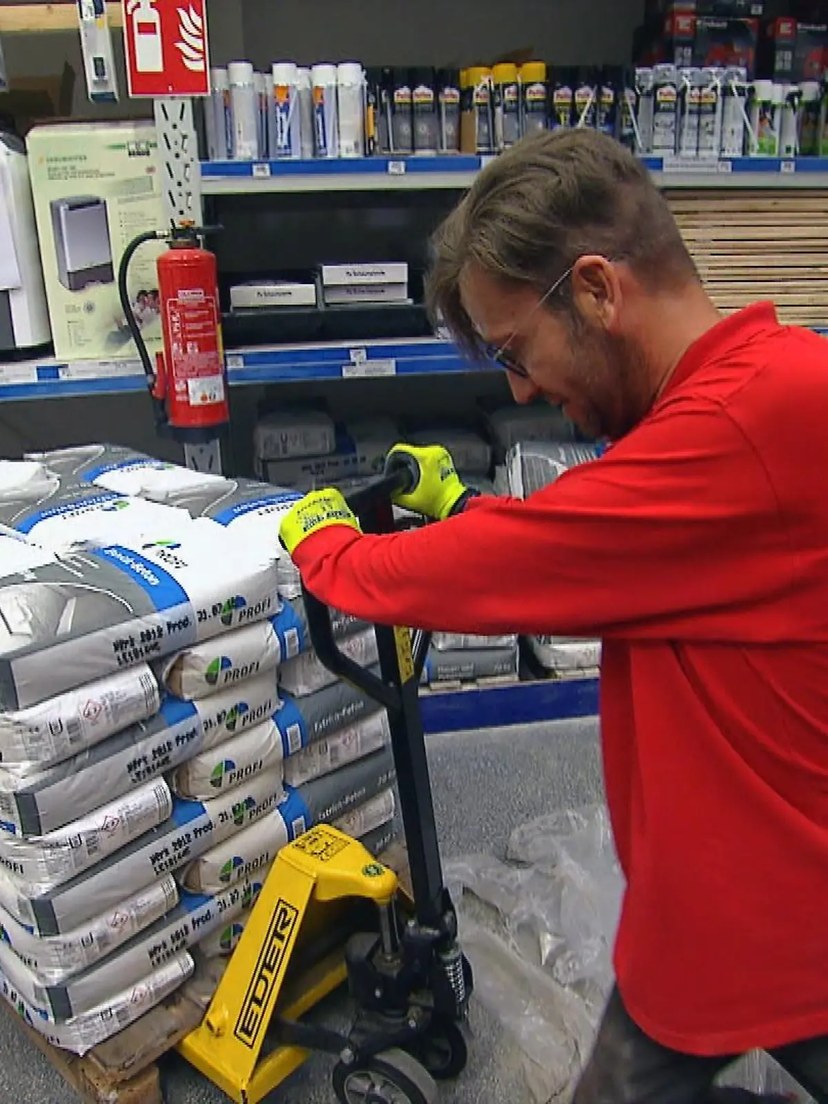Gregor Ries alias Matthias als Verkäufer im Baumarkt.