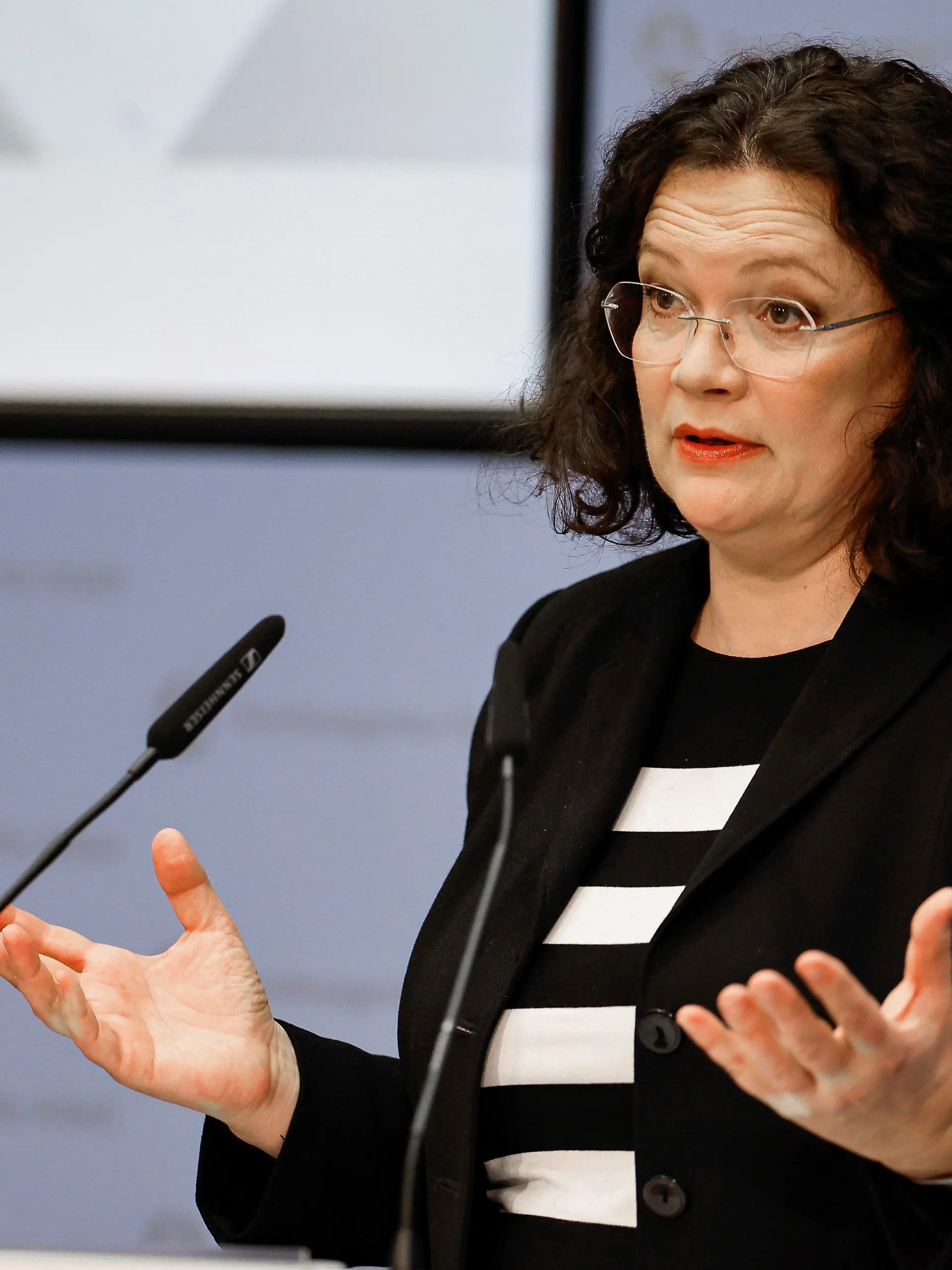 03.01.2023, Bayern, Nürnberg: Andrea Nahles, Vorstandsvorsitzende der Bundesagentur für Arbeit, spricht in Nürnberg zur Lage auf dem deutschen Arbeitsmarkt im Dezember 2022, die Bundesagentur gibt ihre monatliche Statistik bekannt. Foto: Daniel Löb/dpa +++ dpa-Bildfunk +++