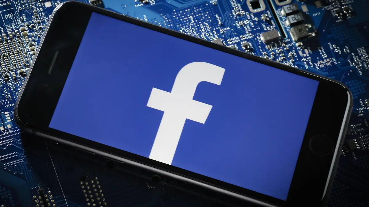Ein Smartphone liegt auf einer Computerplatine und zeigt das Logo von Facebook. Berlin, 20.03.2018. Berlin Deutschland *** A smartphone lies on a computer board and shows the logo of Facebook Berlin 20 03 2018 Berlin Germany PUBLICATIONxINxGERxSUIxAUTxONLY Copyright: xThomasxTrutschel/photothek.netx