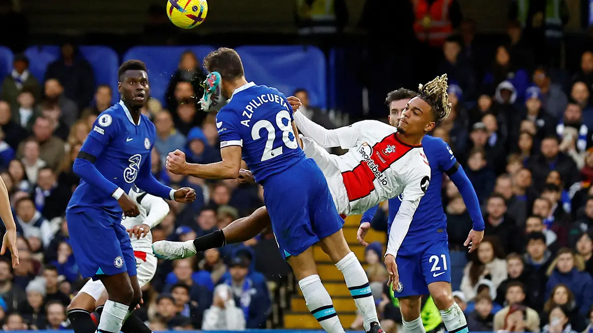 Soccer Football - Premier League - Chelsea v Southampton - Stamford Bridge, London, Britain - February 18, 2023 Chelsea's Cesar Azpilicueta sustains an injury after a challenge from Southampton's Sekou Mara Action Images via Reuters/Andrew Boyers EDITORIAL USE ONLY. No use with unauthorized audio, video, data, fixture lists, club/league logos or 'live' services. Online in-match use limited to 75 images, no video emulation. No use in betting, games or single club /league/player publications. Please contact your account representative for further details. TPX IMAGES OF THE DAY