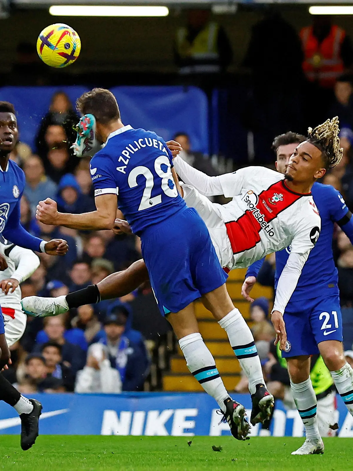 Soccer Football - Premier League - Chelsea v Southampton - Stamford Bridge, London, Britain - February 18, 2023 Chelsea's Cesar Azpilicueta sustains an injury after a challenge from Southampton's Sekou Mara Action Images via Reuters/Andrew Boyers EDITORIAL USE ONLY. No use with unauthorized audio, video, data, fixture lists, club/league logos or 'live' services. Online in-match use limited to 75 images, no video emulation. No use in betting, games or single club /league/player publications.  Please contact your account representative for further details.     TPX IMAGES OF THE DAY