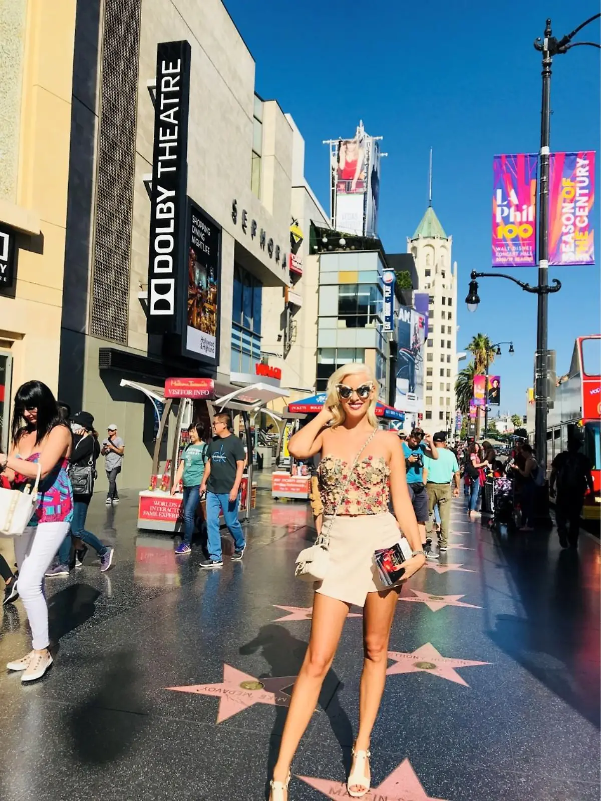 Oksana promotet mit Flyern auf dem "Walk of Fame"  ihre Club-Eröffnung in LA.