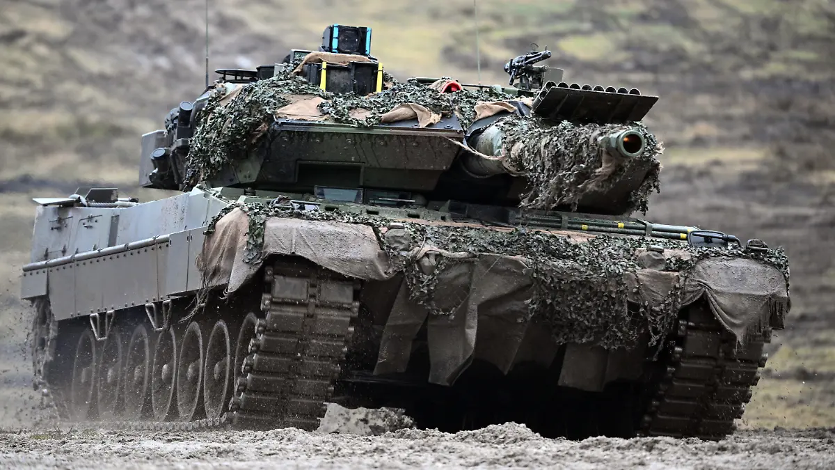 ARCHIV - 01.02.2023, Nordrhein-Westfalen, Augustdorf: Ein Leopard 2A6 des Panzerbataillon 203 der Bundeswehr fahren über den Truppenübungsplatz Senne. Deutschland liefert vier weitere Kampfpanzer vom Typ Leopard 2A6 aus Bundeswehrbeständen in die Ukraine. «Deutschland erhöht damit seine Abgabeanzahl von 14 auf 18 Panzer», teilte das Verteidigungsministerium am Freitag in Berlin mit. Foto: Federico Gambarini/dpa +++ dpa-Bildfunk +++