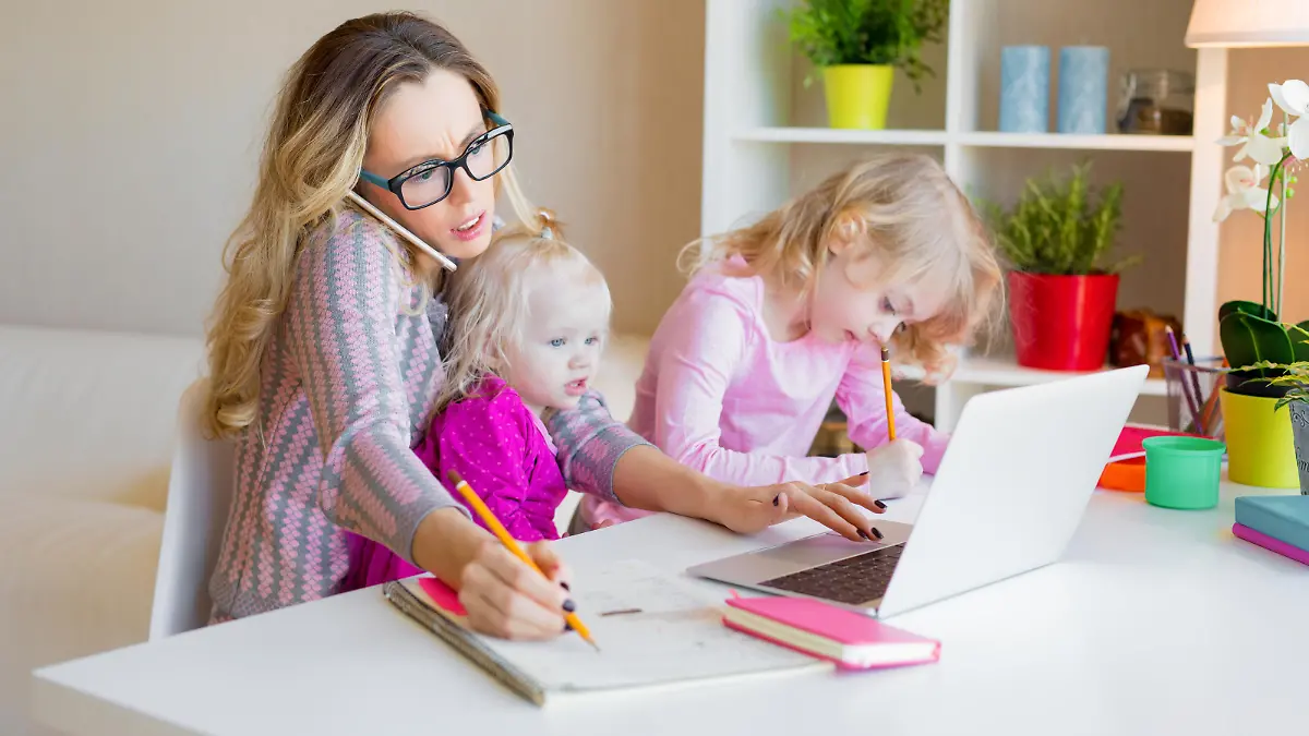 Arbeitende Mutter mit Kindern