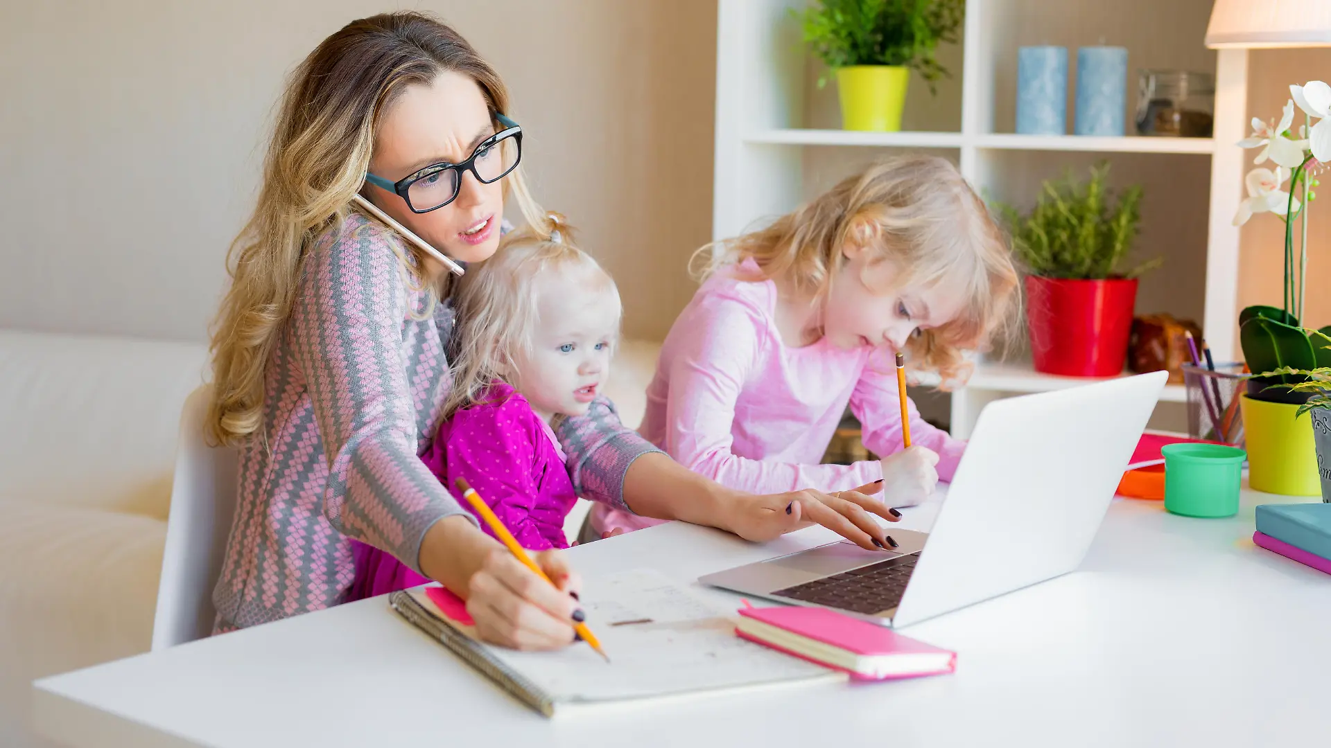 Arbeitende Mutter mit Kindern