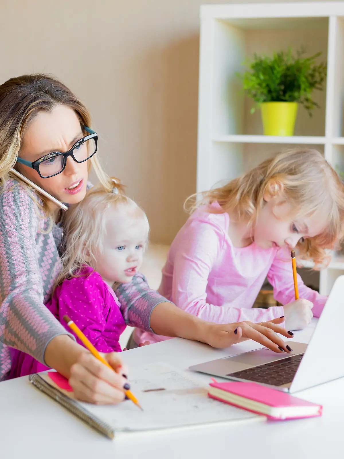 Arbeitende Mutter mit Kindern