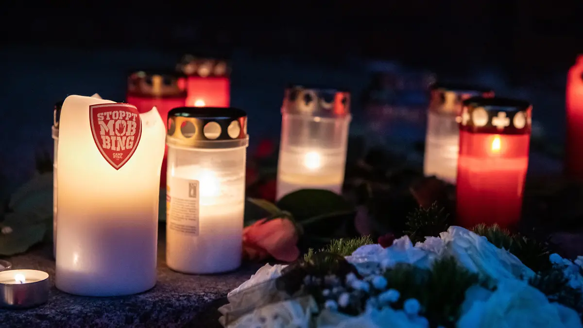03.02.2019, Berlin: Auf den Stufen zum Eingang der Hausotter-Grundschule in Reinickendorf steht neben Windlichtern eine Kerze mit der Aufschrift «Stoppt Mobbing». Foto: Paul Zinken/dpa +++ dpa-Bildfunk +++