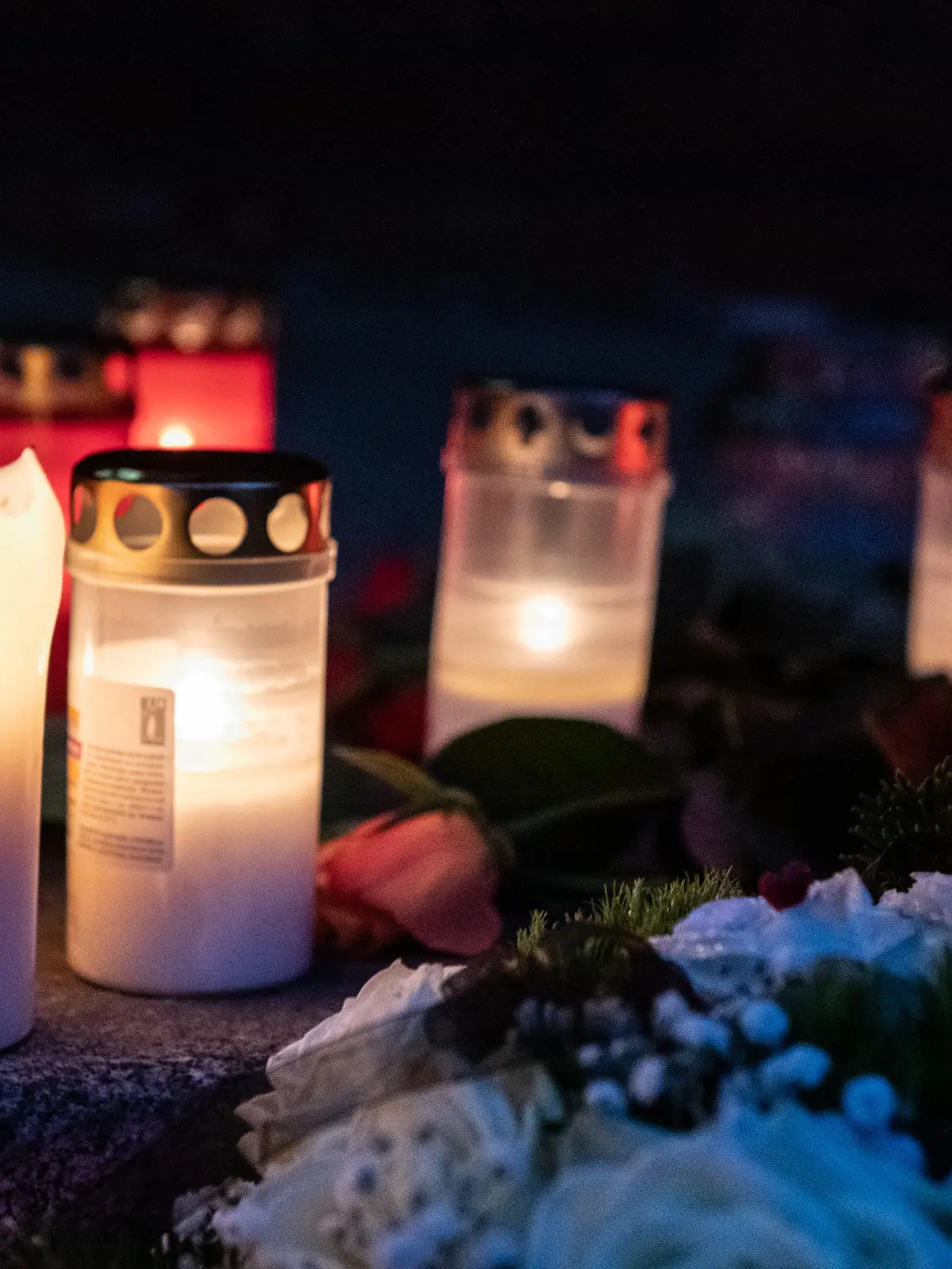 03.02.2019, Berlin: Auf den Stufen zum Eingang der Hausotter-Grundschule in Reinickendorf steht neben Windlichtern eine Kerze mit der Aufschrift «Stoppt Mobbing». Foto: Paul Zinken/dpa +++ dpa-Bildfunk +++
