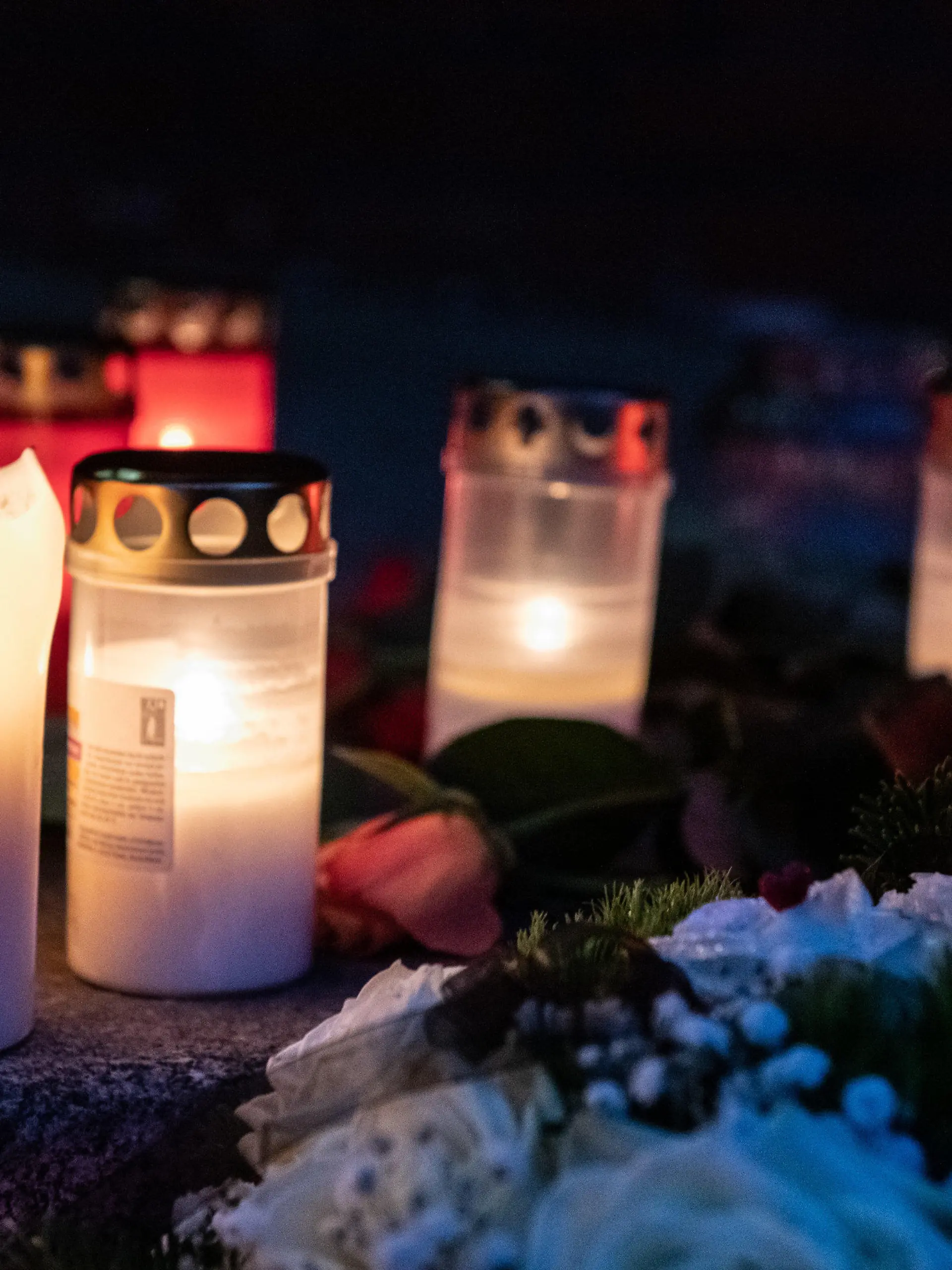 03.02.2019, Berlin: Auf den Stufen zum Eingang der Hausotter-Grundschule in Reinickendorf steht neben Windlichtern eine Kerze mit der Aufschrift «Stoppt Mobbing». Foto: Paul Zinken/dpa +++ dpa-Bildfunk +++