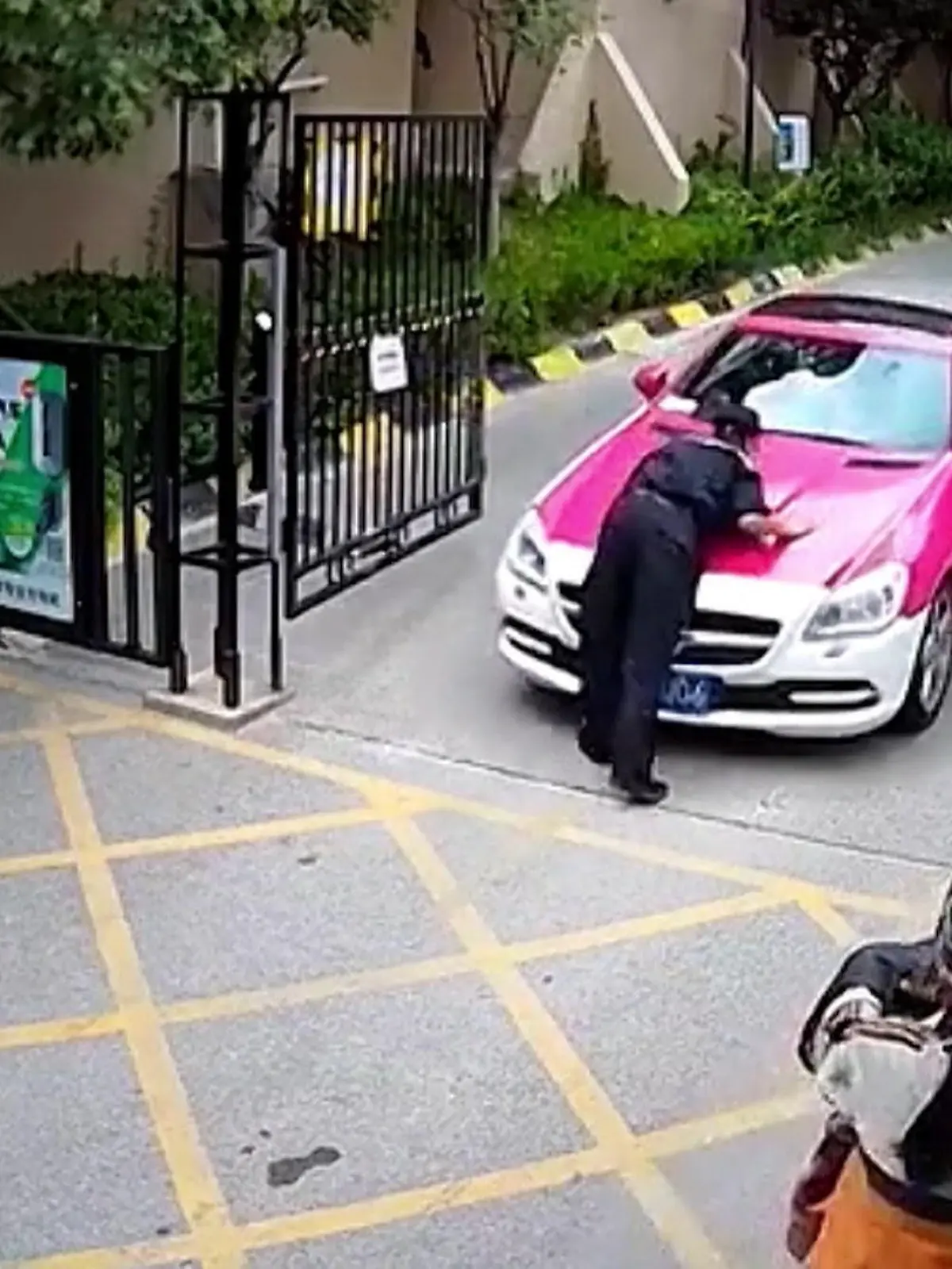 Was ist denn hier los? Ein Mercedes fährt durch die Straßen der chinesischen Stadt Tai’an. Auf der Motorhaube: Ein Mitarbeiter eines privaten Sicherheitsunternehmens. Was ist passiert? Offenbar waren die Fahrerin des Mercedes und der Sicherheitsmann am Tor eines Wohnkomplexes aneinandergeraten. Aufnahmen einer Überwachungskamera zeigen, wie die Frau minutenlang vor dem geschlossenen Tor hupt. Sie und der Mitarbeiter sollen bereits am Tag zuvor aneinandergeraten sein.