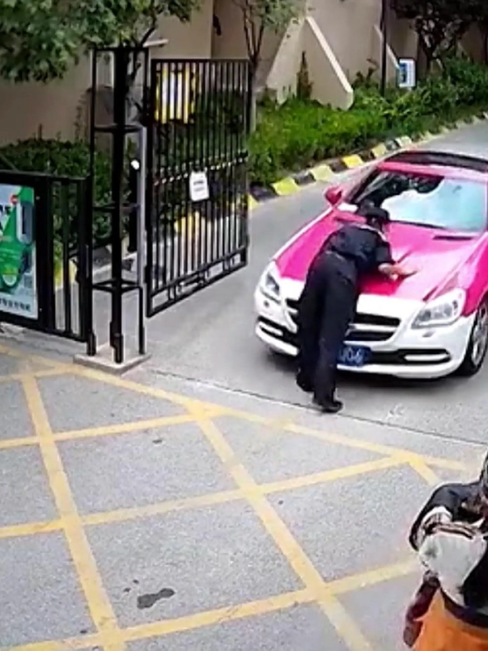 Was ist denn hier los? Ein Mercedes fährt durch die Straßen der chinesischen Stadt Tai’an. Auf der Motorhaube: Ein Mitarbeiter eines privaten Sicherheitsunternehmens. Was ist passiert? Offenbar waren die Fahrerin des Mercedes und der Sicherheitsmann am Tor eines Wohnkomplexes aneinandergeraten. Aufnahmen einer Überwachungskamera zeigen, wie die Frau minutenlang vor dem geschlossenen Tor hupt. Sie und der Mitarbeiter sollen bereits am Tag zuvor aneinandergeraten sein.