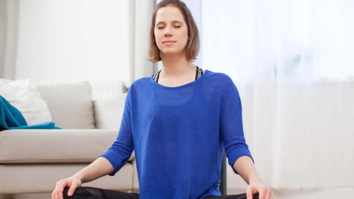 Frau beim Yoga-Training