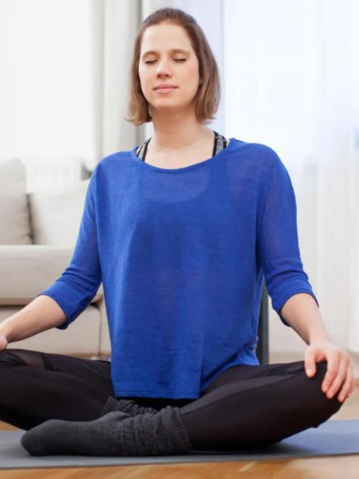 Frau beim Yoga-Training